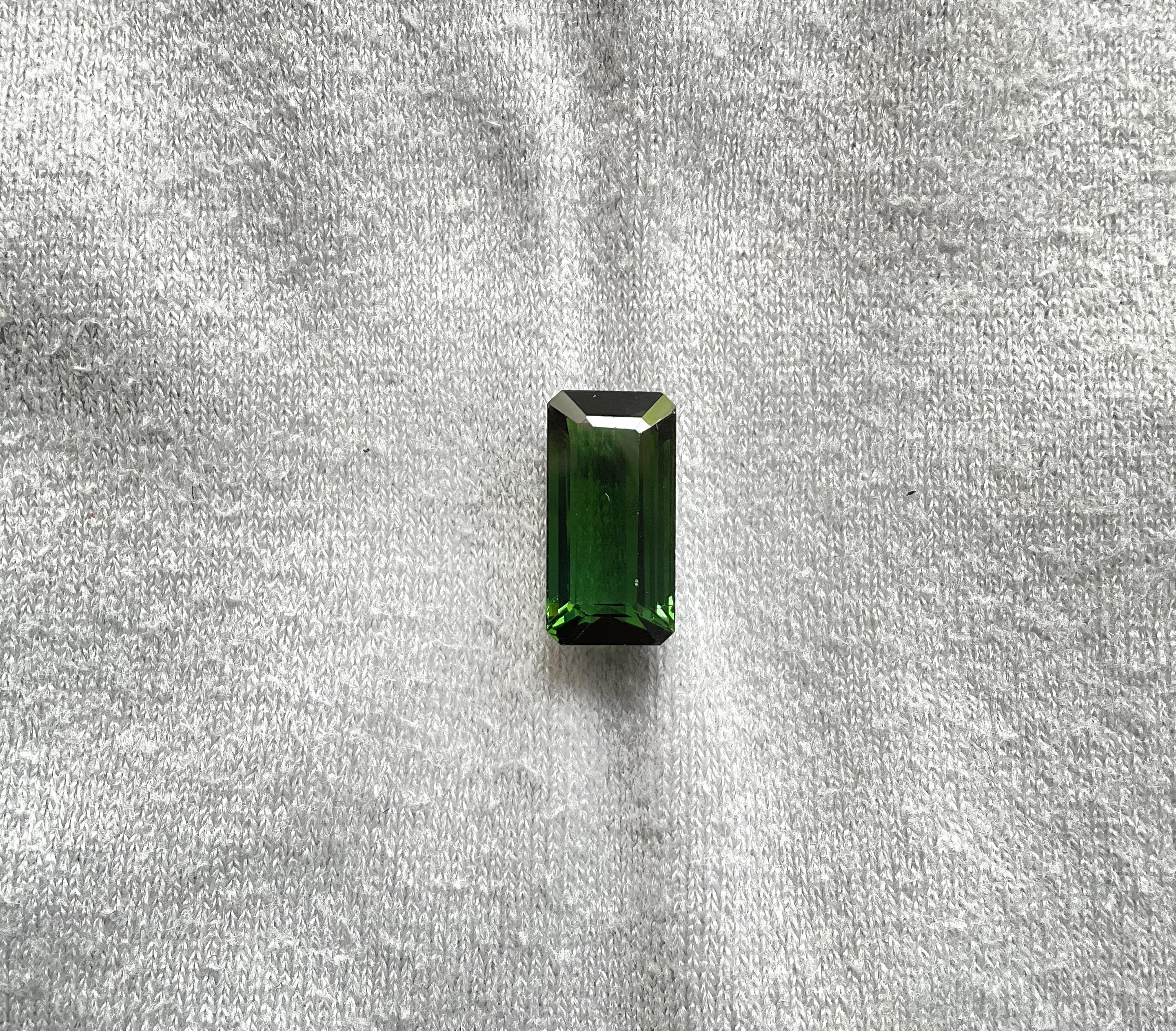Pierre précieuse naturelle tourmaline vert foncé octogonale de 5,55 carats de qualité supérieure

Pierre précieuse - Tourmaline
Poids - 5,55 carats
Taille -  14x7x6 mm
Forme - Pierre taillée en octogone