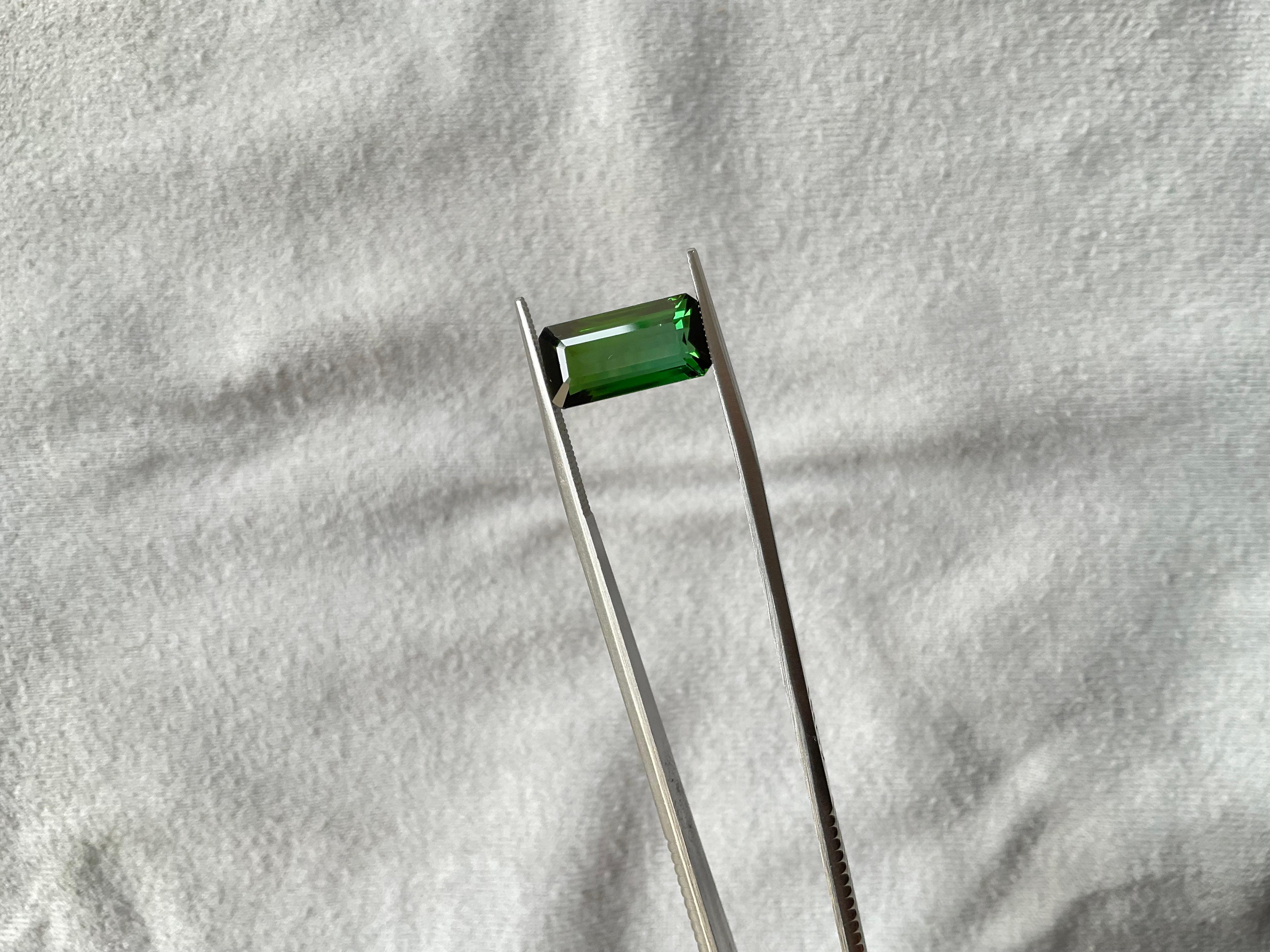 Taille octogone Pierre précieuse naturelle tourmaline vert foncé octogonale de 5,55 carats de qualité supérieure en vente