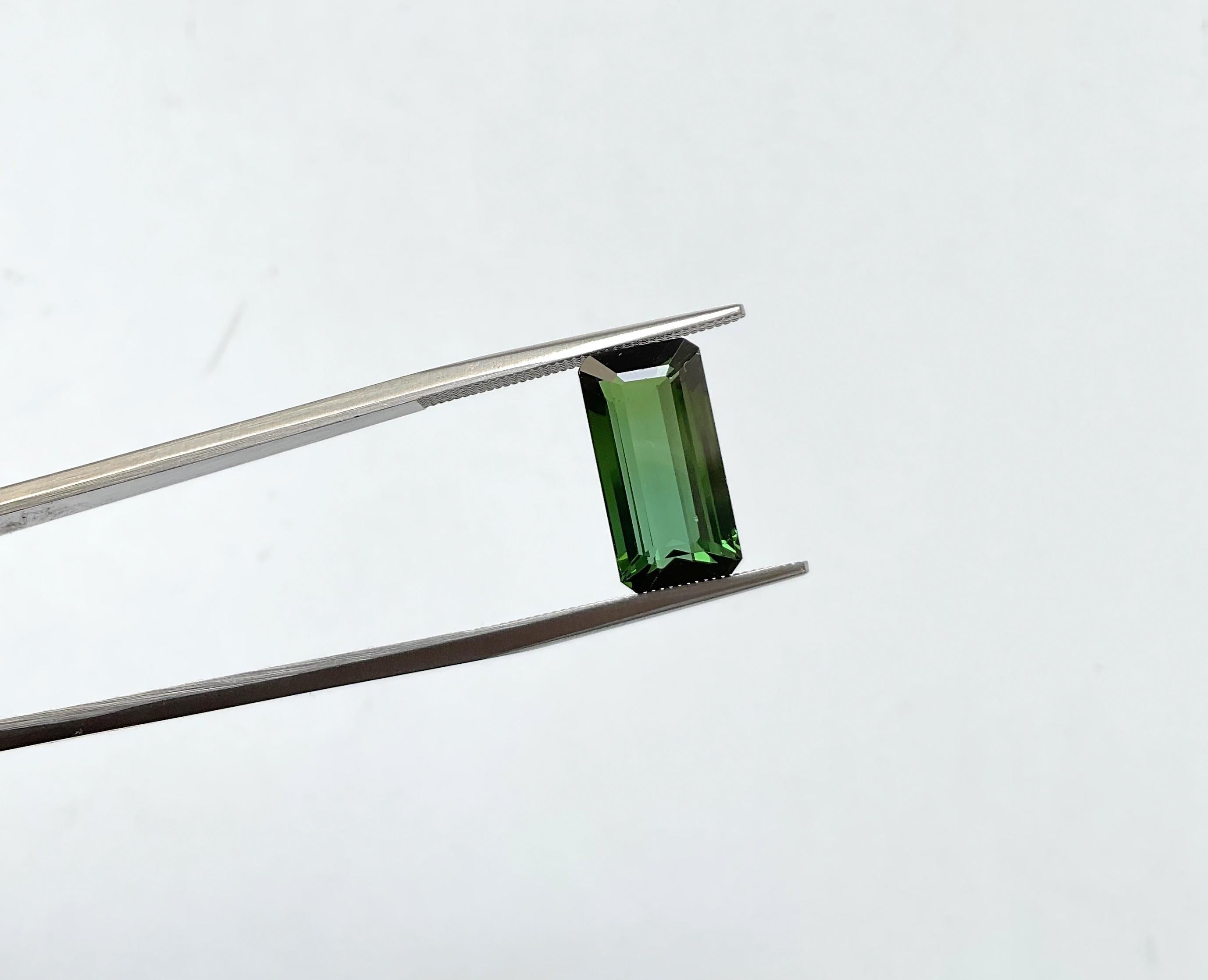 Pierre précieuse naturelle tourmaline vert foncé octogonale de 5,55 carats de qualité supérieure Unisexe en vente