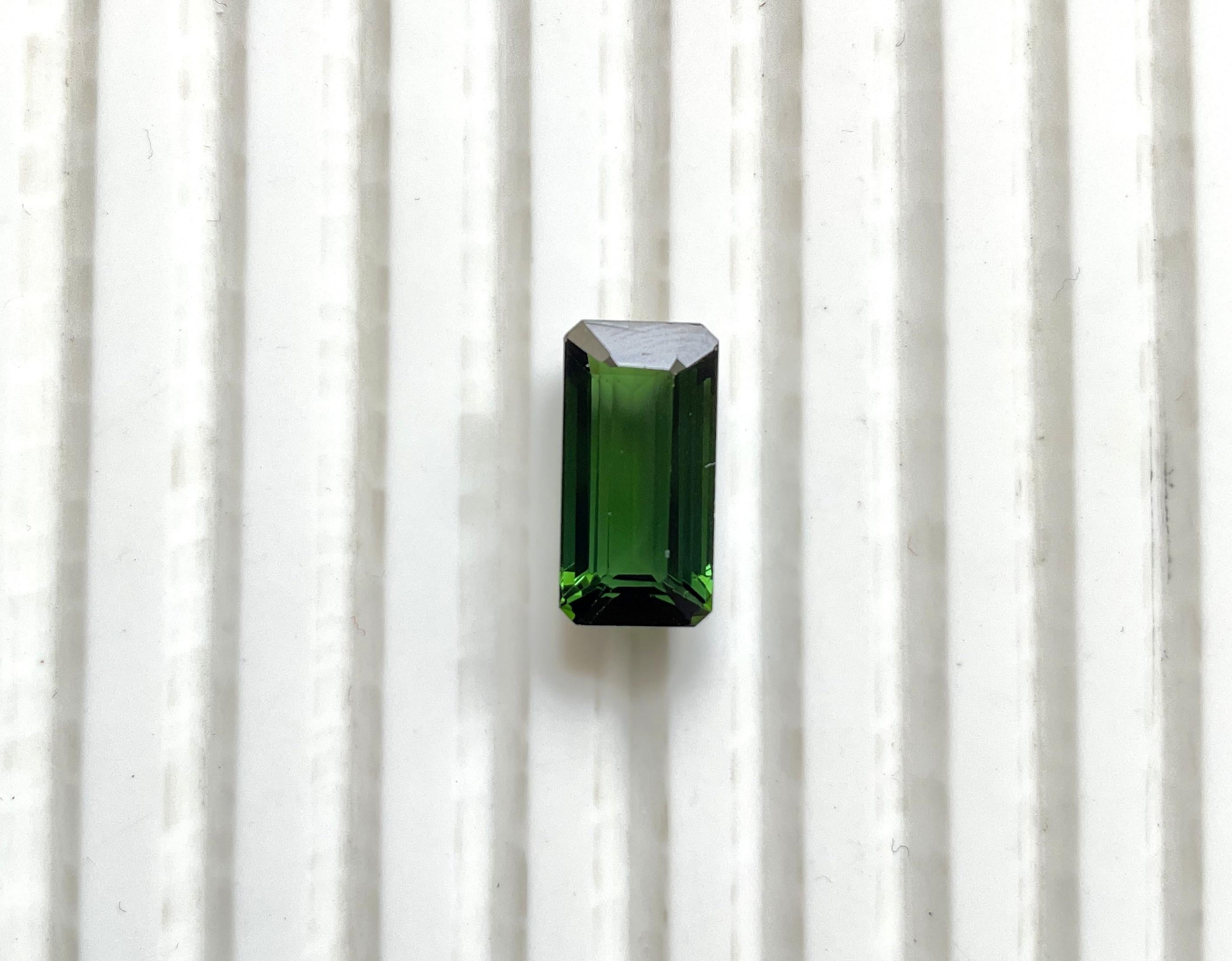 Pierre précieuse naturelle tourmaline vert foncé octogonale de 5,55 carats de qualité supérieure en vente 2