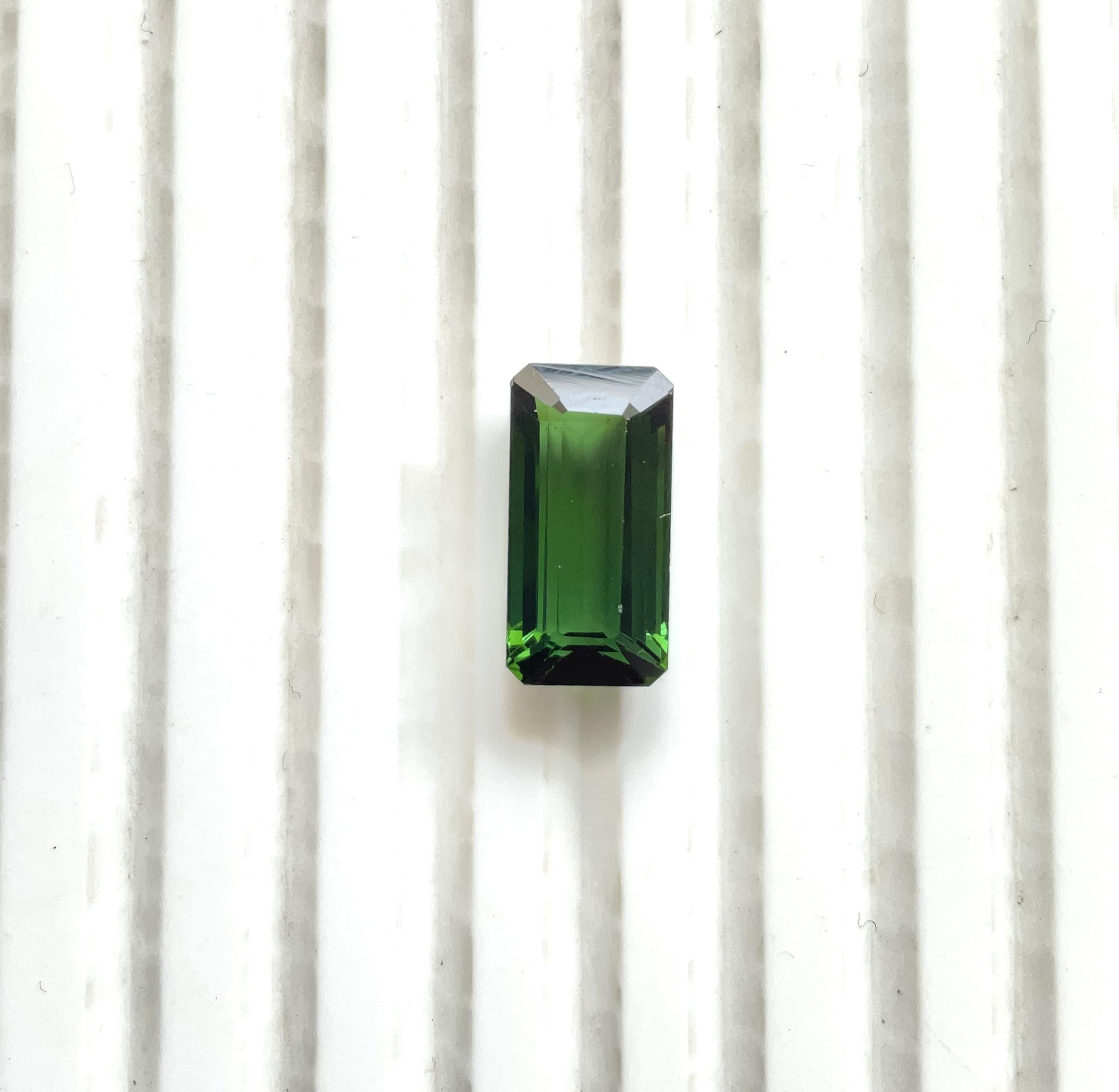 Pierre précieuse naturelle tourmaline vert foncé octogonale de 5,55 carats de qualité supérieure en vente 3