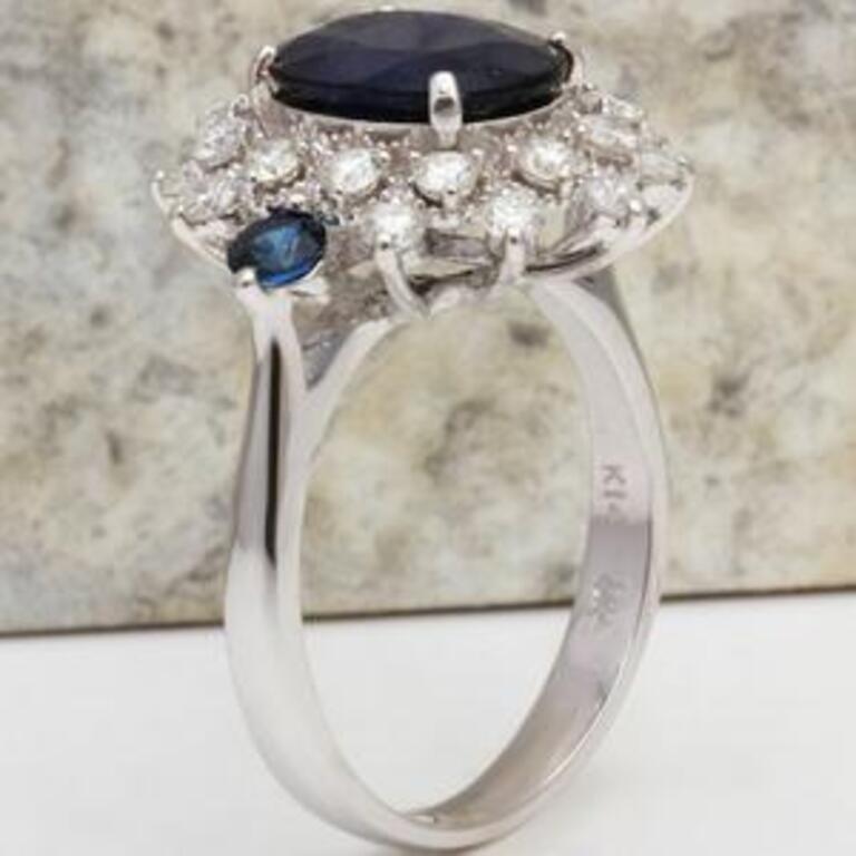 Women's or Men's 5.55 Carat Exquisite Natural Blue Sapphire and Diamond 14 Karat Solid White Gold For Sale