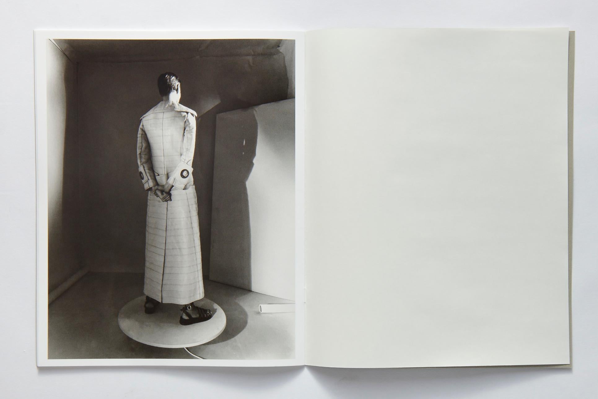 555: The Fashion Archive von Francisco Costa auf dem Prüfstand im Angebot 6