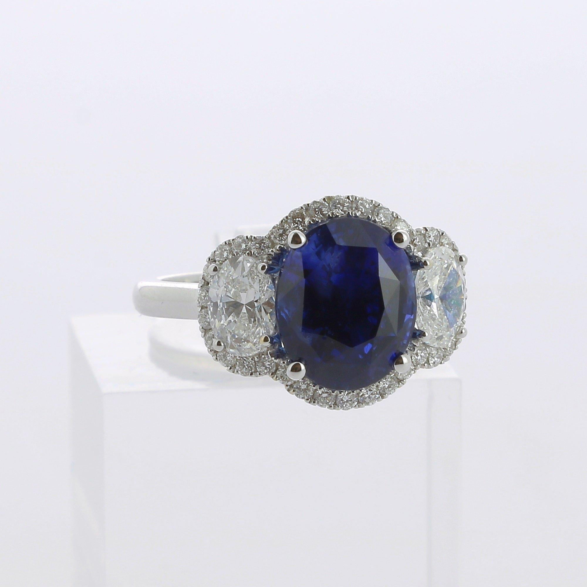 5.56 Carat CEYLON ROYAL BLEU Sapphire Cocktail Ring Set with Round/Oval Diamond (Zeitgenössisch) im Angebot