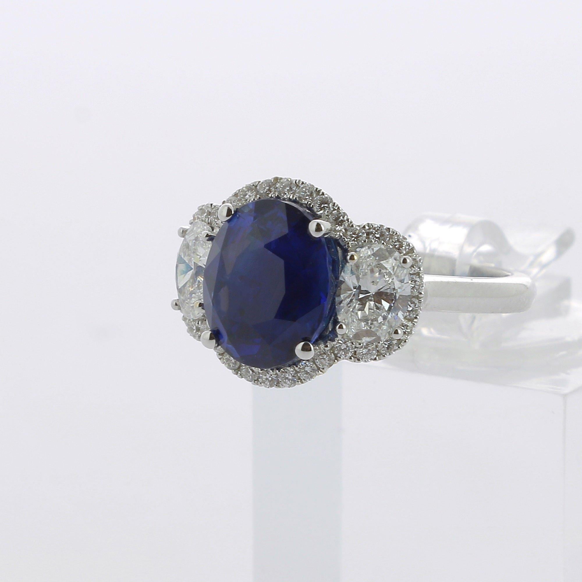 Contemporary 5.56 Carat CEYLON ROYAL BLEU Sapphire Cocktail Ring Set with Round/Oval Diamond For Sale