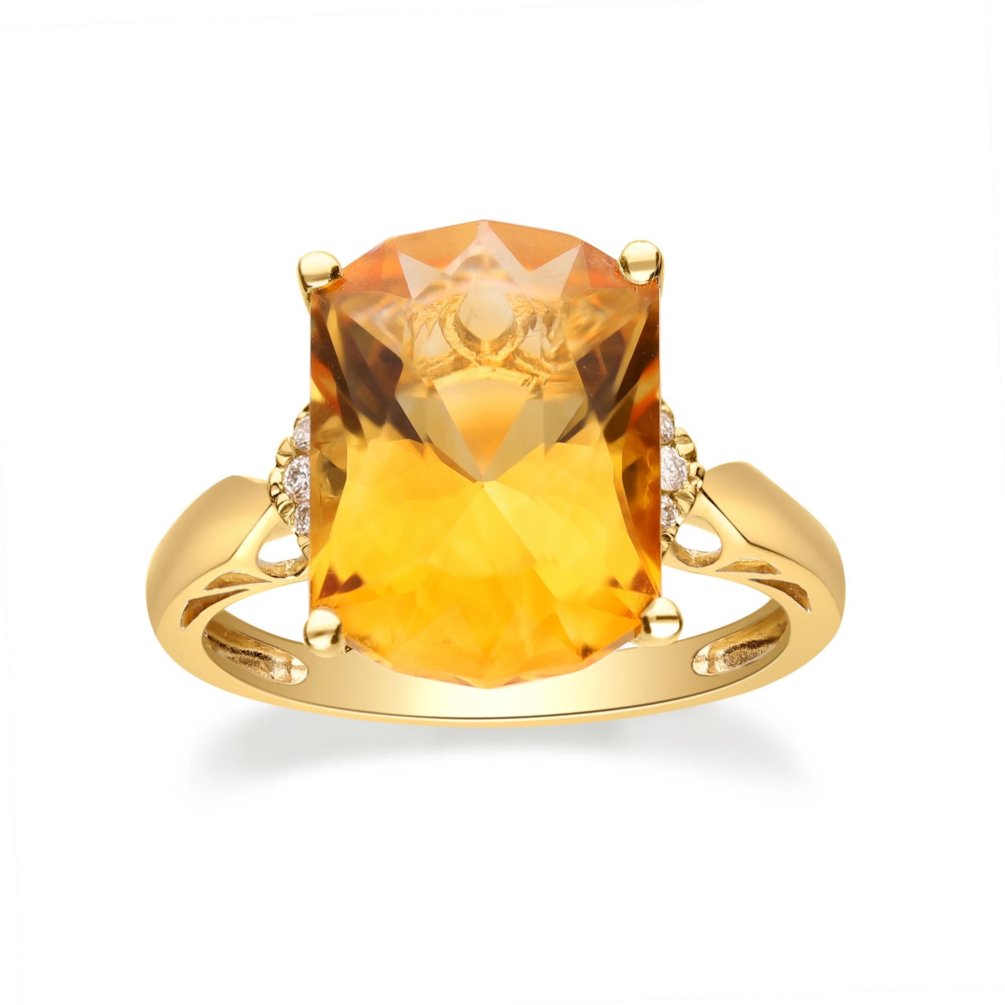 5.56 Carat Citrine and Diamond 14 Karat Yellow Gold Ring In New Condition For Sale In New York, NY