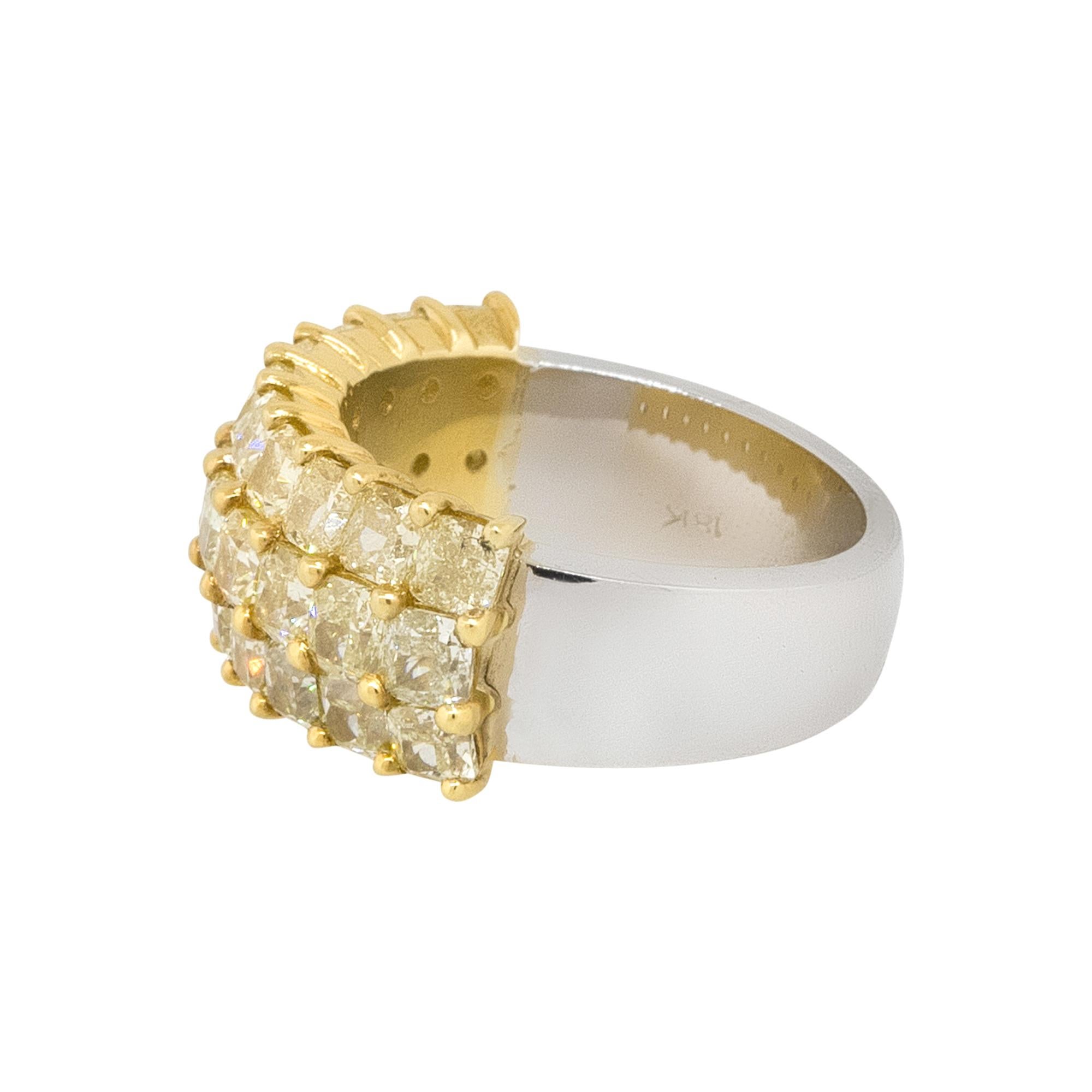 5,56 Karat Cushion Cut Dreireihiger Fancy Diamant-Ring 18 Karat auf Lager im Zustand „Neu“ im Angebot in Boca Raton, FL