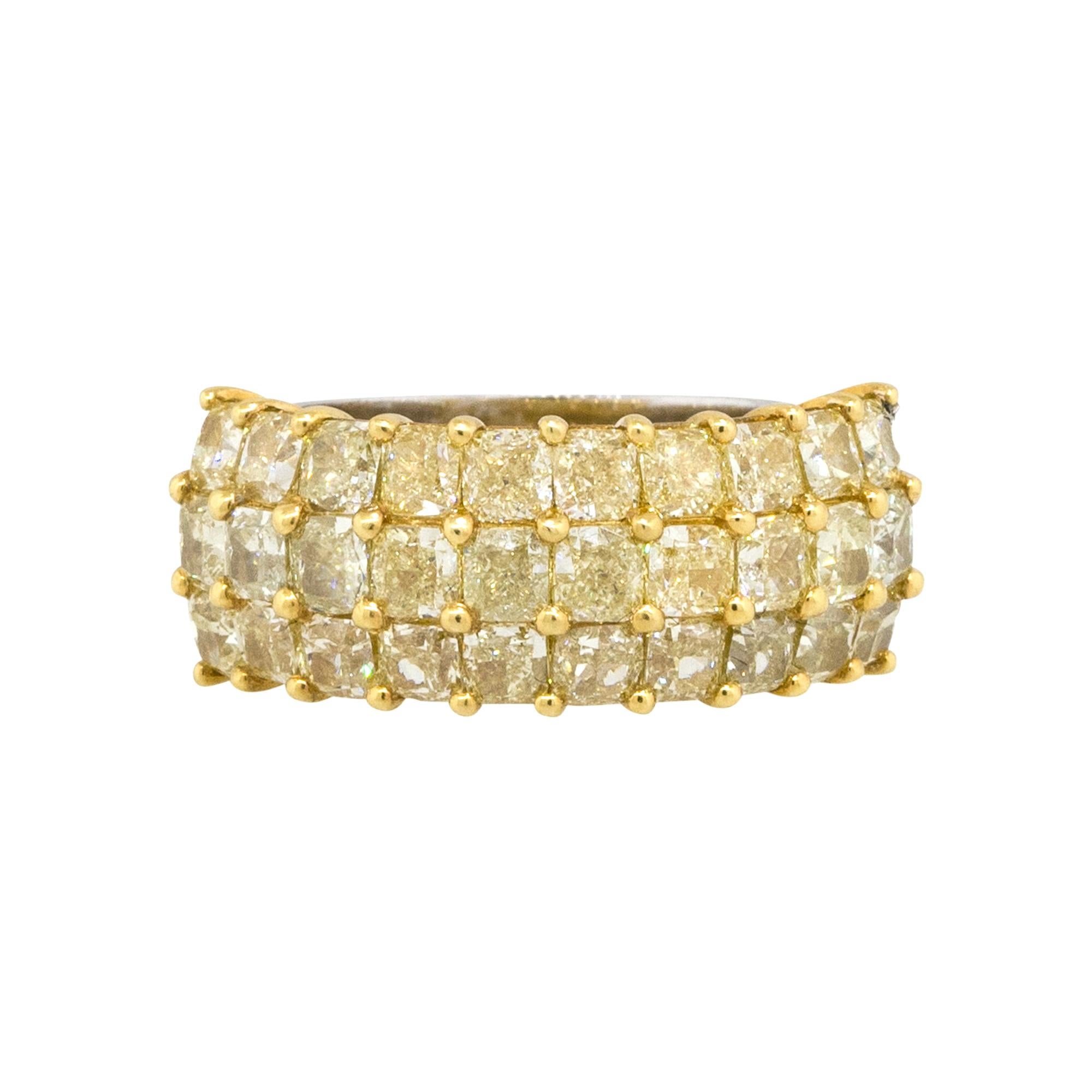 Bague large à trois rangs de diamants fantaisie de 5,56 carats taille coussin 18 carats en stock en vente 1