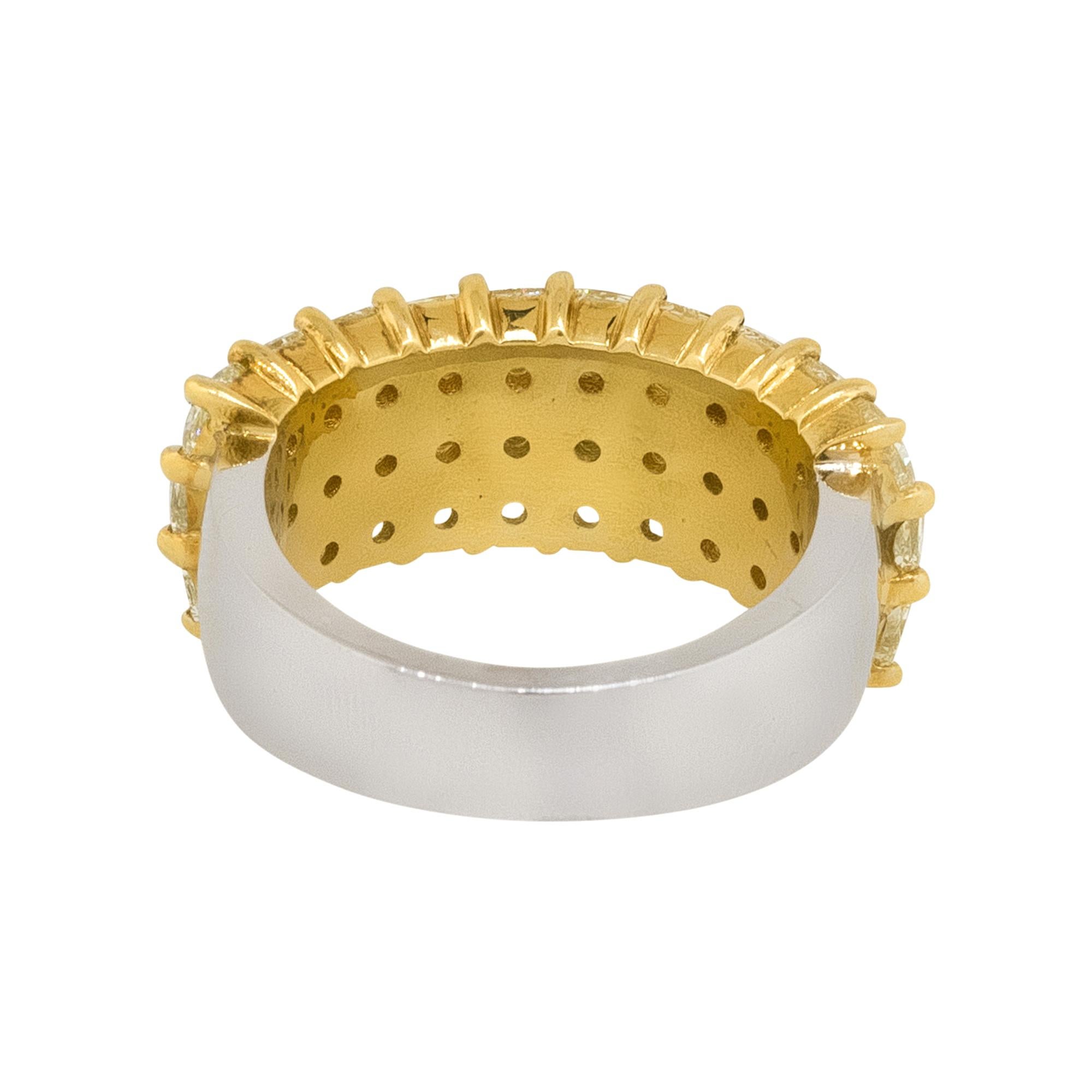 Bague large à trois rangs de diamants fantaisie de 5,56 carats taille coussin 18 carats en stock en vente 4