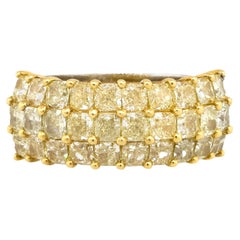 Bague large à trois rangs de diamants fantaisie de 5,56 carats taille coussin 18 carats en stock