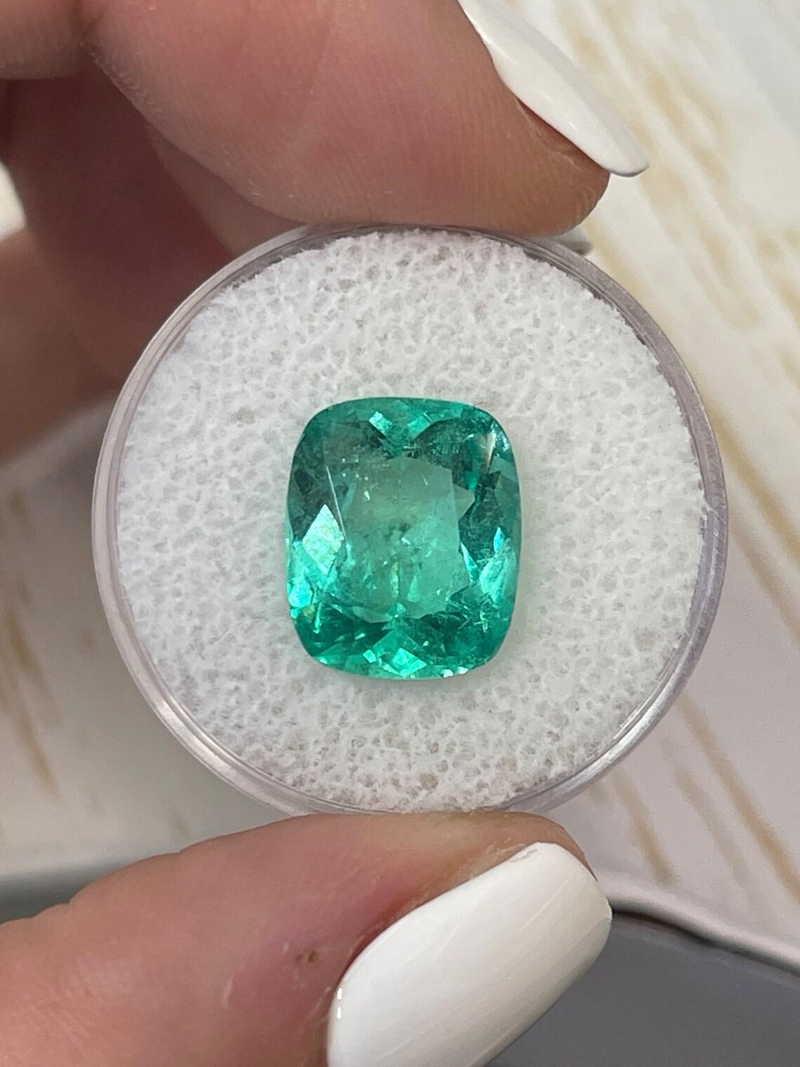 Piedra: Esmeralda
Peso: 5,56 quilates
Forma: Corte de cojín
Claridad: Transparente
Lustre: Excelente
Color: Verde azulado medio claro
Medidas: 12,94 mm x 10,77 mm x 6,45 mm
Origen geográfico: Colombia
Tratamiento: Natural, Engrasado

Observaciones: