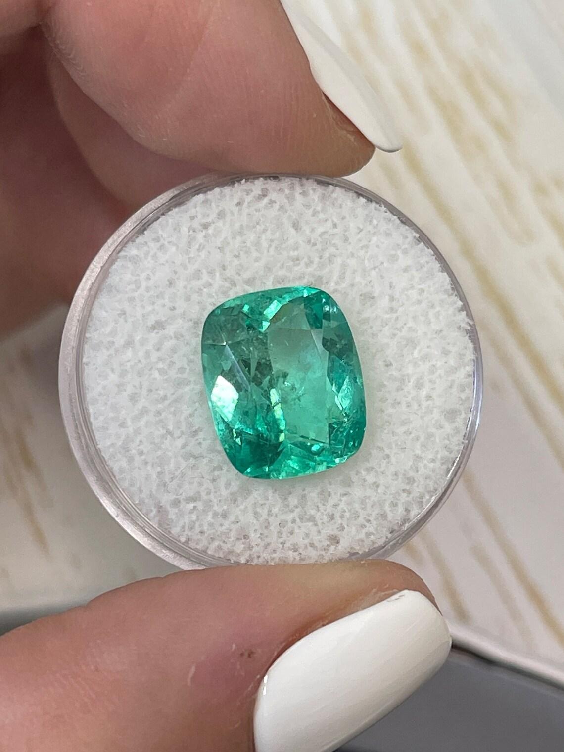 Esmeralda colombiana verde azulada de 5,56 quilates - Gema de mina Chivor talla cojín Moderno en venta