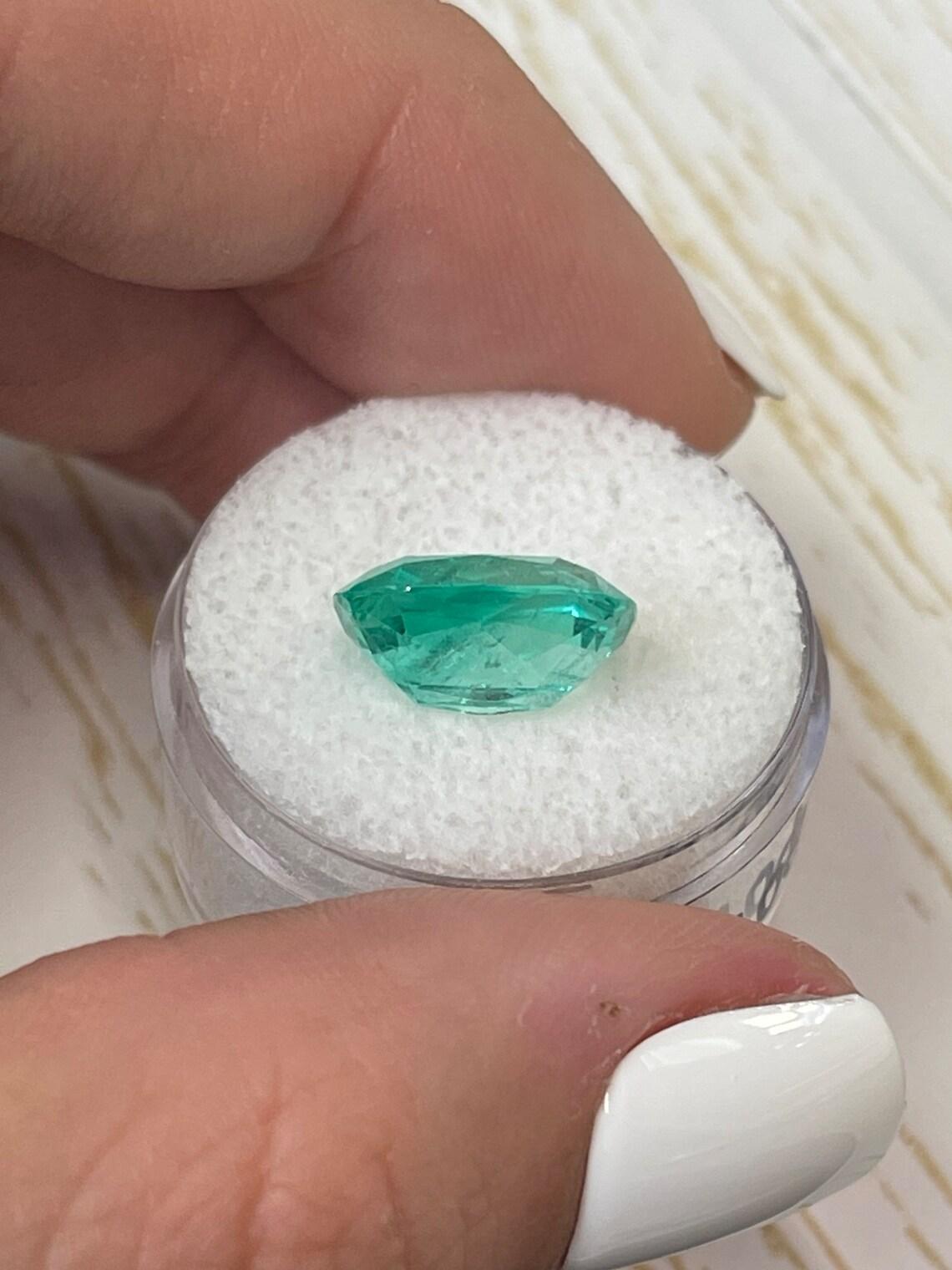 De las mujeres Esmeralda colombiana verde azulada de 5,56 quilates - Gema de mina Chivor talla cojín en venta