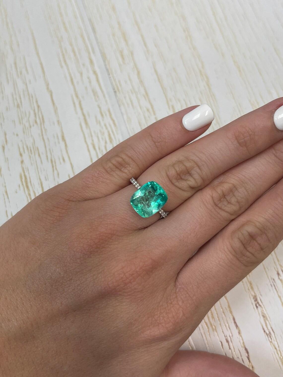 Esmeralda colombiana verde azulada de 5,56 quilates - Gema de mina Chivor talla cojín en venta 1