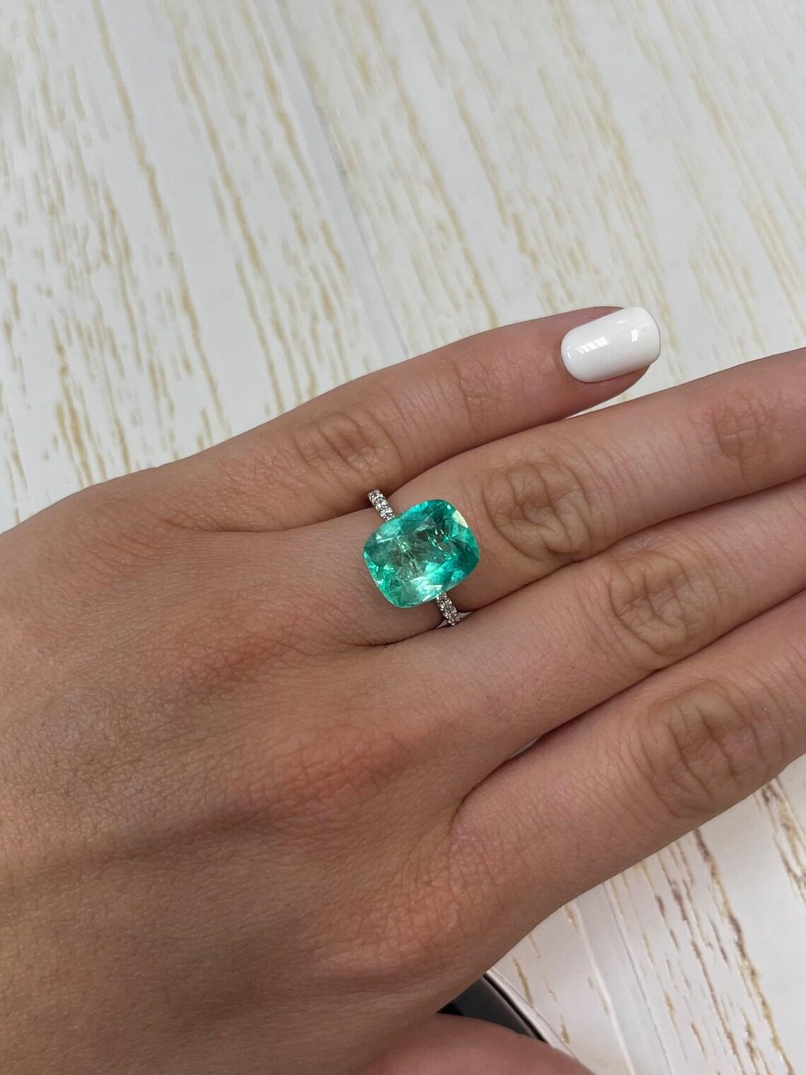 Esmeralda colombiana verde azulada de 5,56 quilates - Gema de mina Chivor talla cojín en venta 2