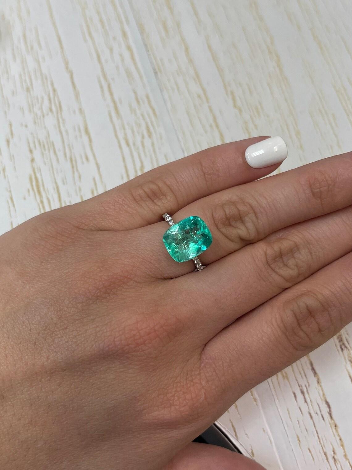 Esmeralda colombiana verde azulada de 5,56 quilates - Gema de mina Chivor talla cojín en venta 3