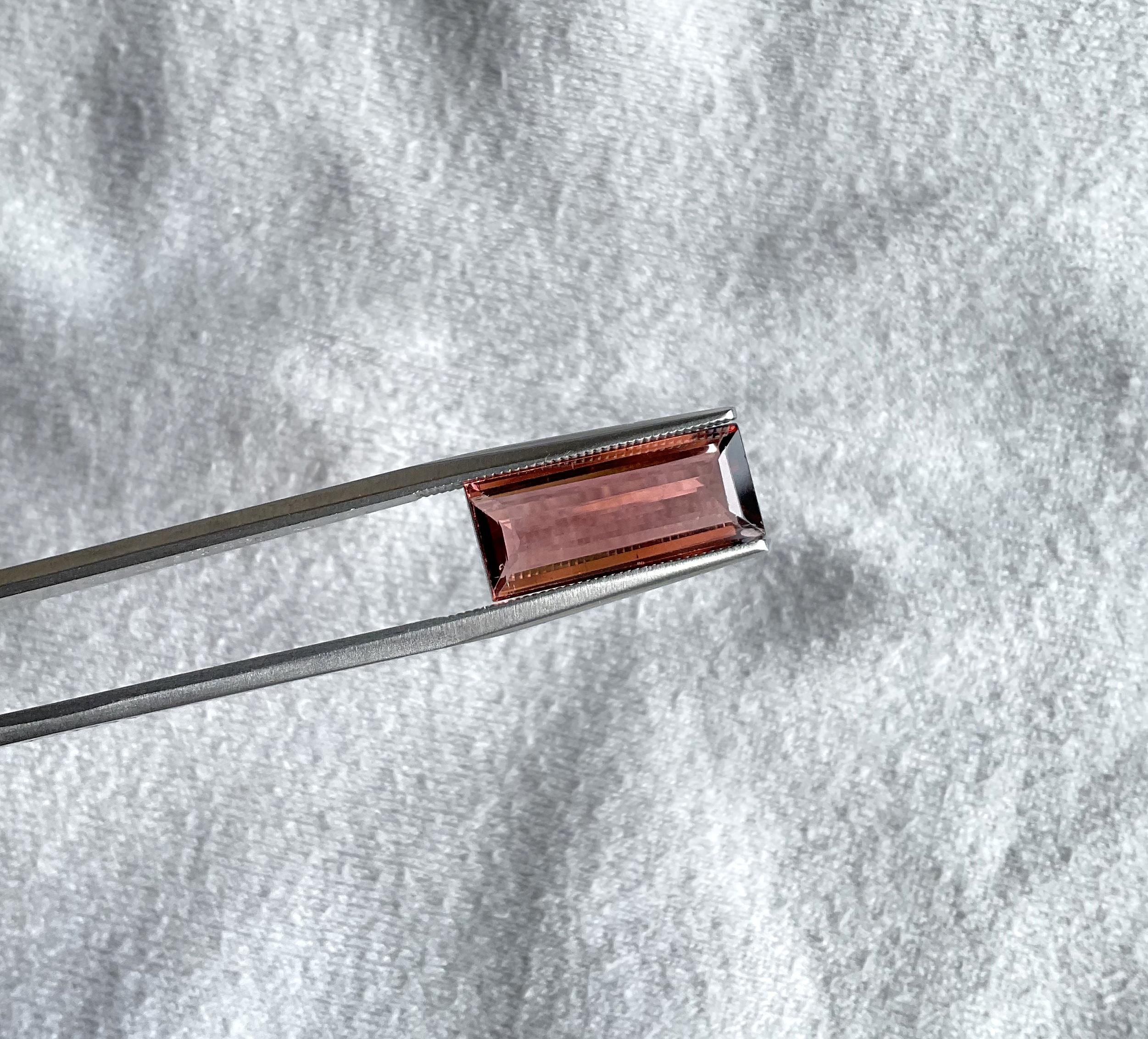 5,56 Karat Rosa Pfirsichfarbener Turmalin Baguette Facettierter geschliffener Stein für Schmuck Natürlich

Edelstein - Turmalin
Gewicht - 5,56 Karat
Form - Baguette
Größe -  17x7x4.5 MM
Stücke - 1