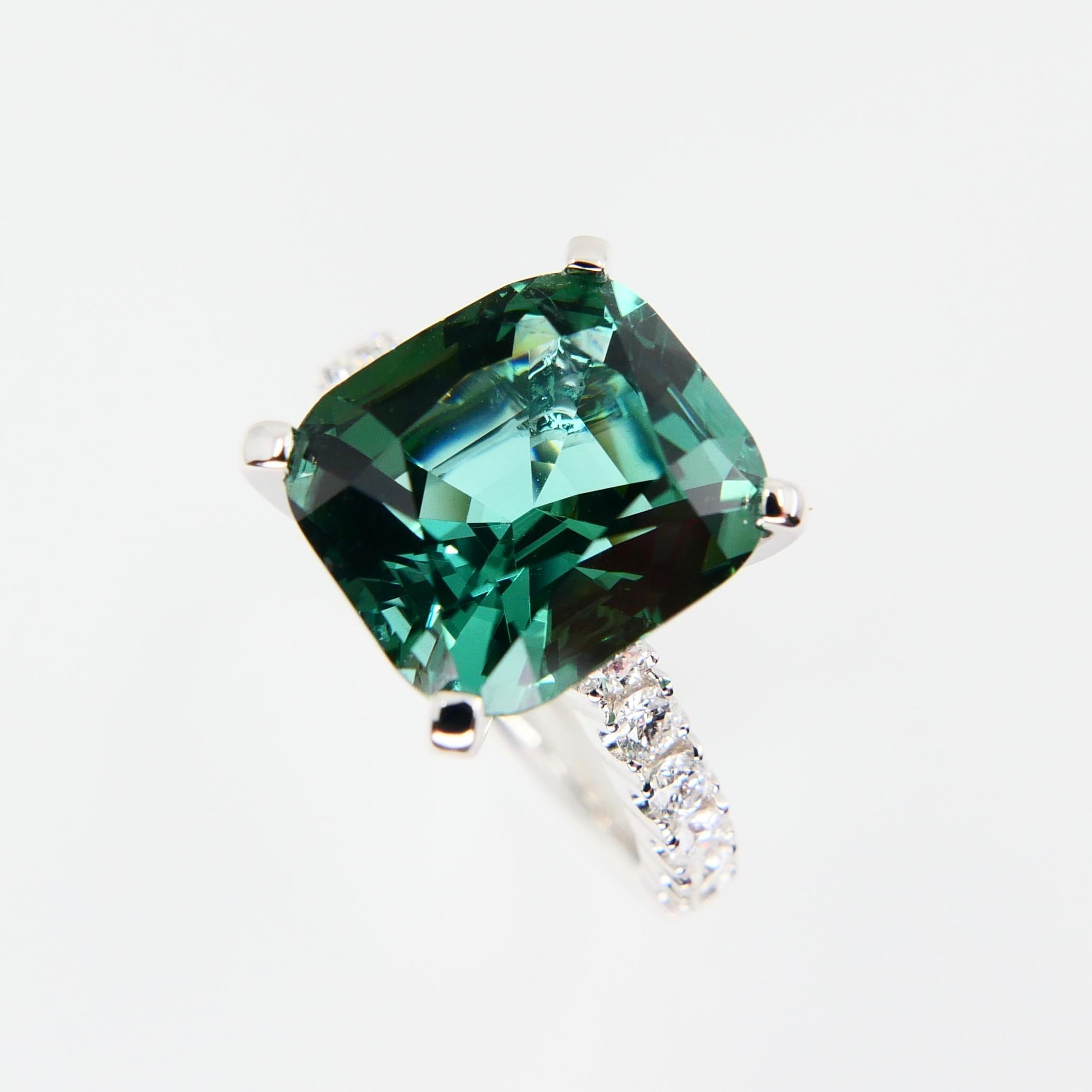 5.56 Carat Natural Green Tourmaline and Diamond Statement Cocktail Ring In New Condition In Hong Kong, HK