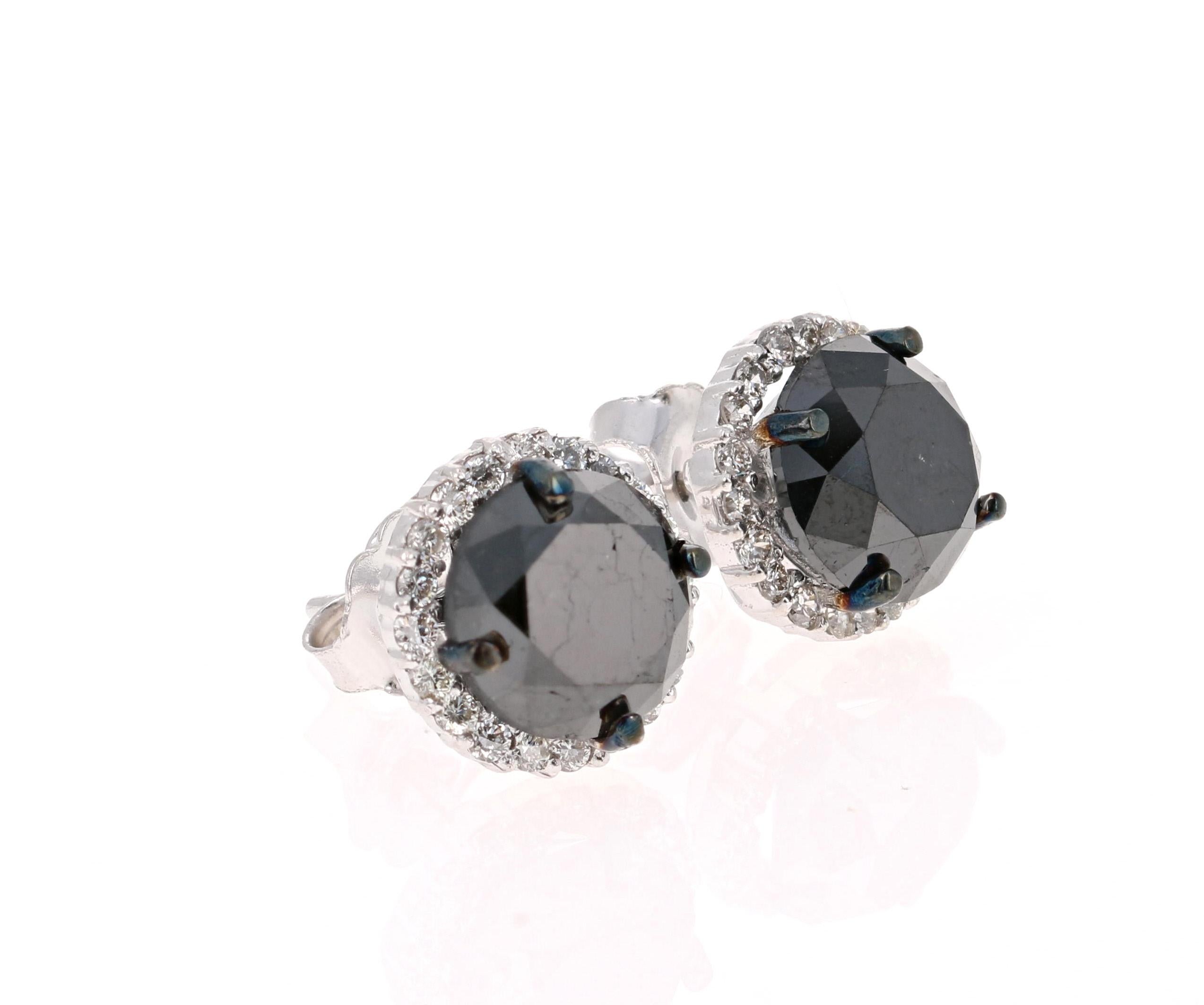  Schwarzer Diamant-Ohrring-Ohrstecker

2 wunderschöne schwarze Diamanten mit einem Gewicht von 5,18 Karat sind von 40 Diamanten im Rundschliff mit einem Gewicht von 0,39 Karat umgeben. (Reinheit: VS, Farbe: H)  Das Gesamtkaratgewicht der Ohrringe