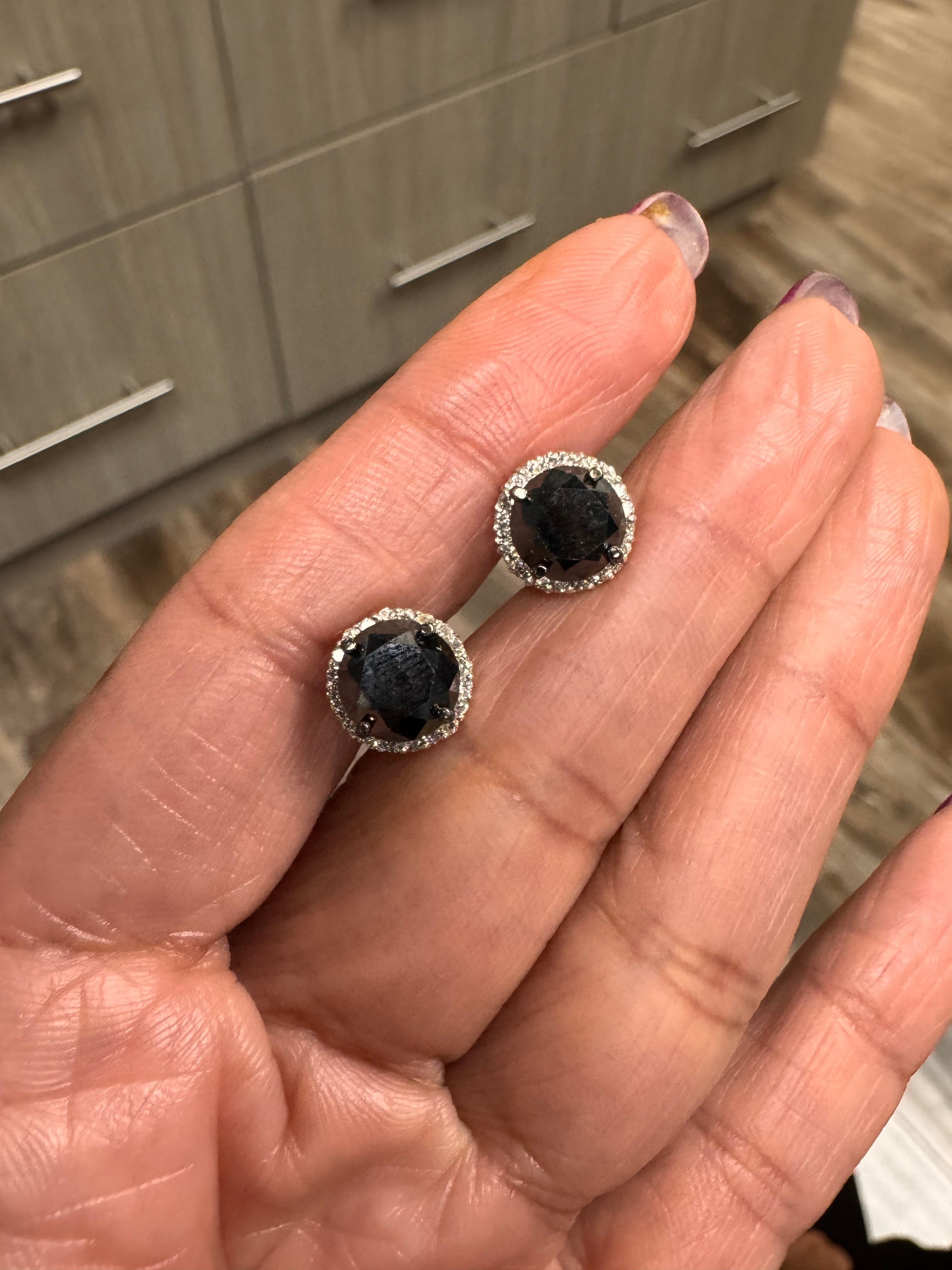 Donna Orecchini con diamante nero di 5,57 carati in oro bianco 14 carati in vendita