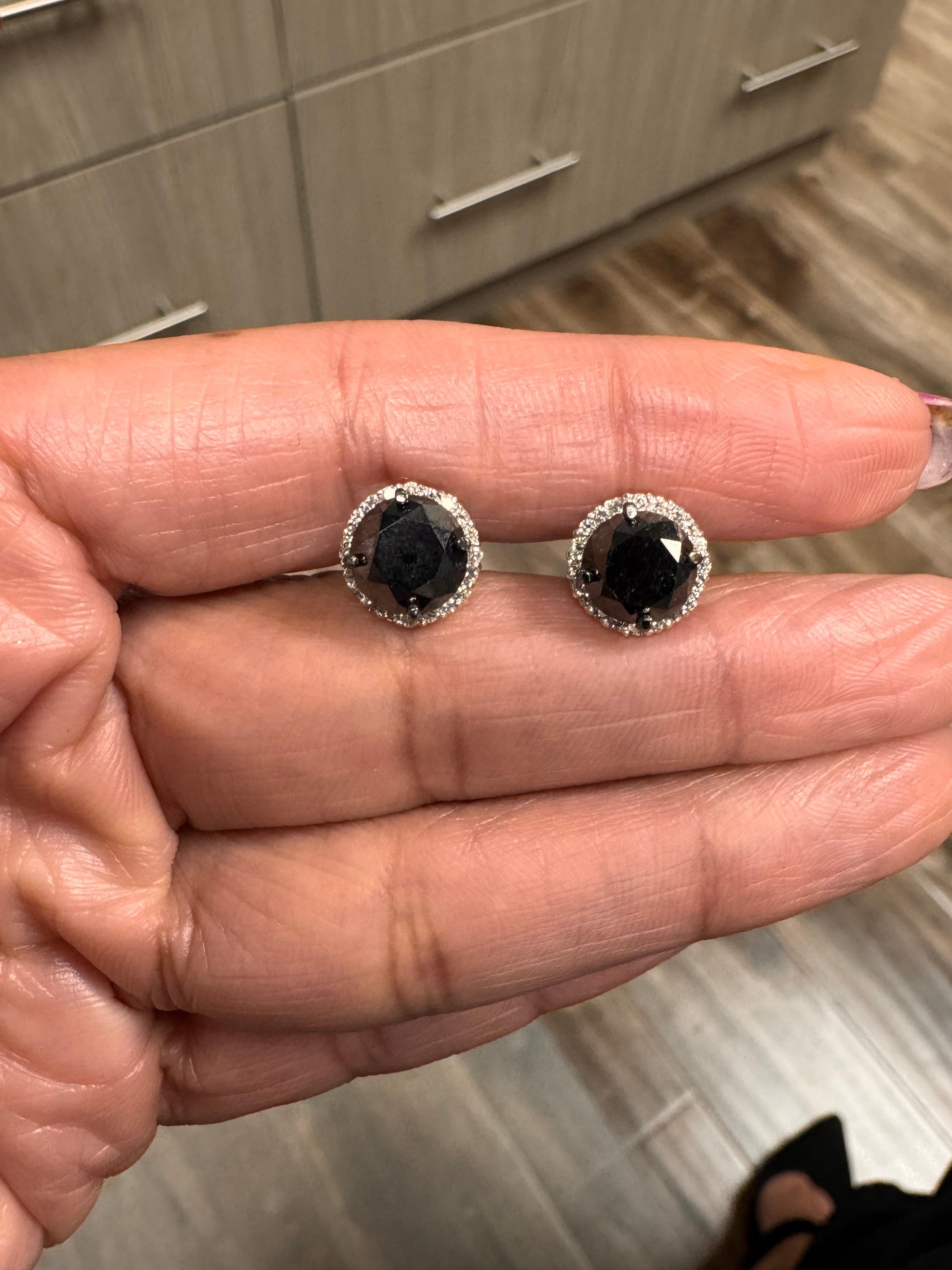 Orecchini con diamante nero di 5,57 carati in oro bianco 14 carati in vendita 1