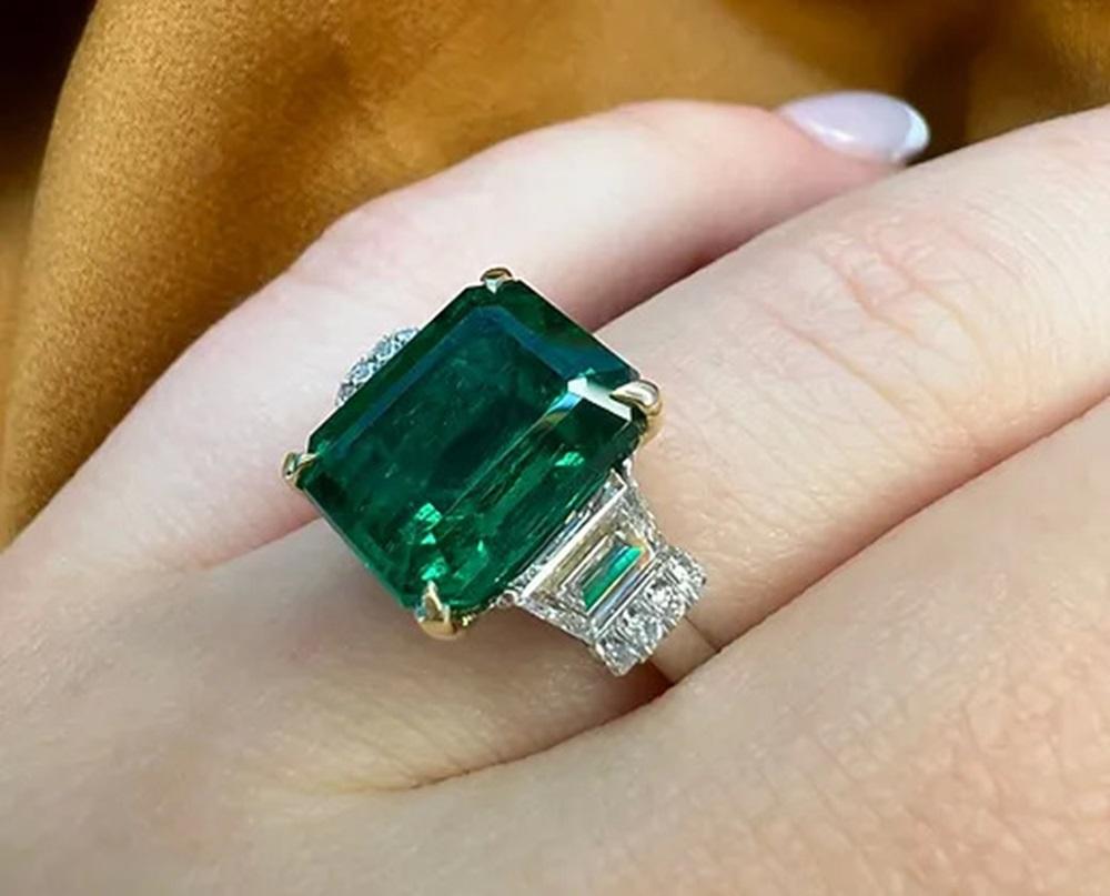 5.57 Carat Emerald Three Stone Ring In New Condition For Sale In New York, NY