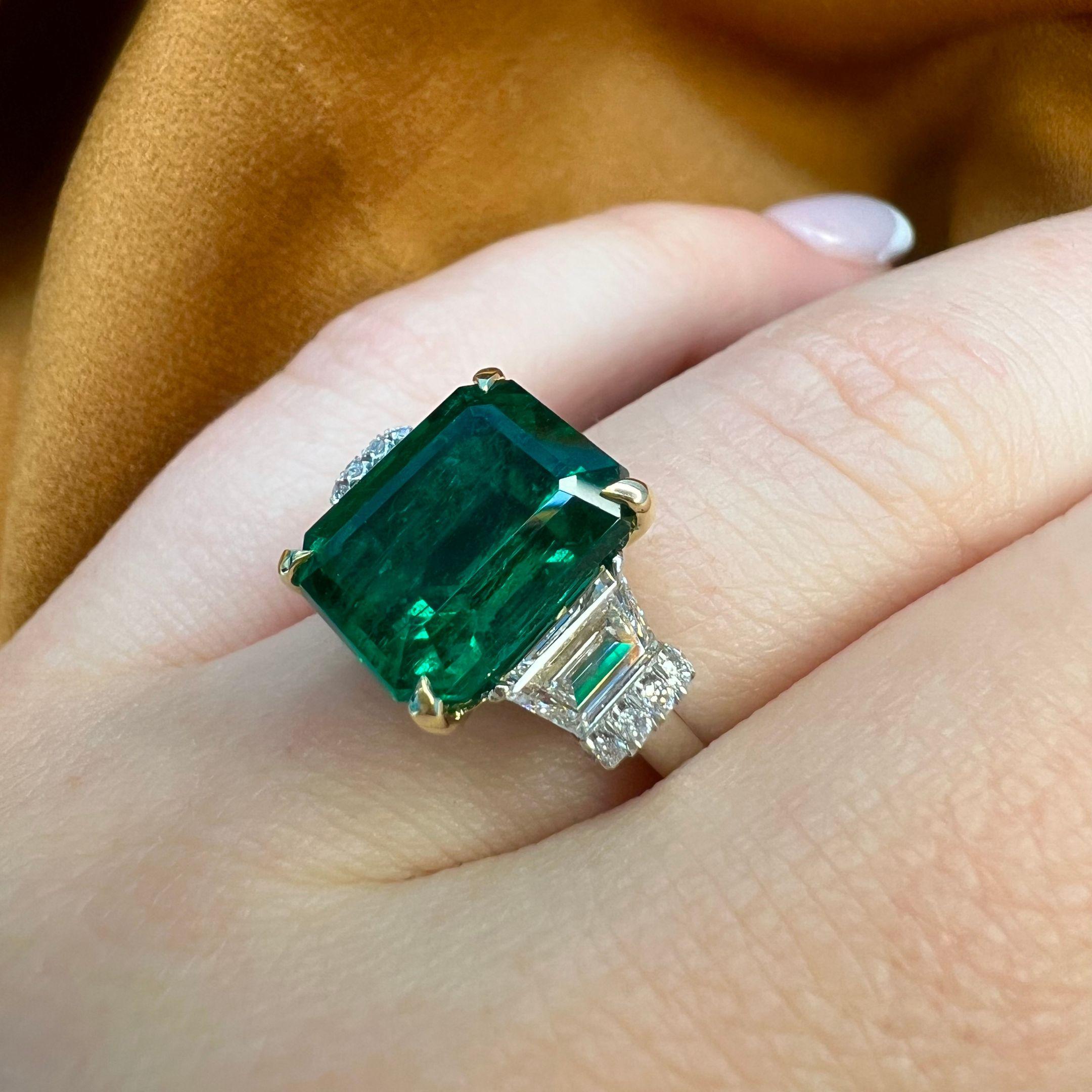 5.57 Carat Emerald Three Stone Ring, Platinum, G-VS Diamonds In New Condition For Sale In New York, NY
