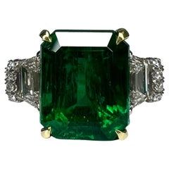 5,57 Karat Smaragd-Ring mit drei Steinen, Platin, G-VS Diamanten, Ring Größe 6