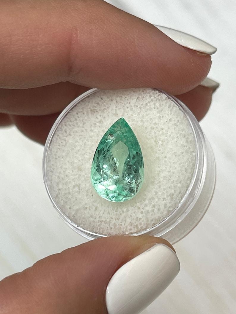 A. Stone: Smeraldo
Peso: 5,57 carati
Forma: Taglio a pera
Chiarezza: Trasparente
Lucentezza: Eccellente-Molto buona
Colore: Verde chiaro
Misure: 14,06 mm x 8,88 mm x 8,12 mm
Origine geografica: Colombia
Trattamento: Naturale, oliatura

Commenti: A