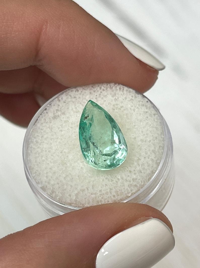 Moderno Smeraldo colombiano verde chiaro da 5,57 carati - Pietra di nascita di maggio a goccia con taglio a pera in vendita