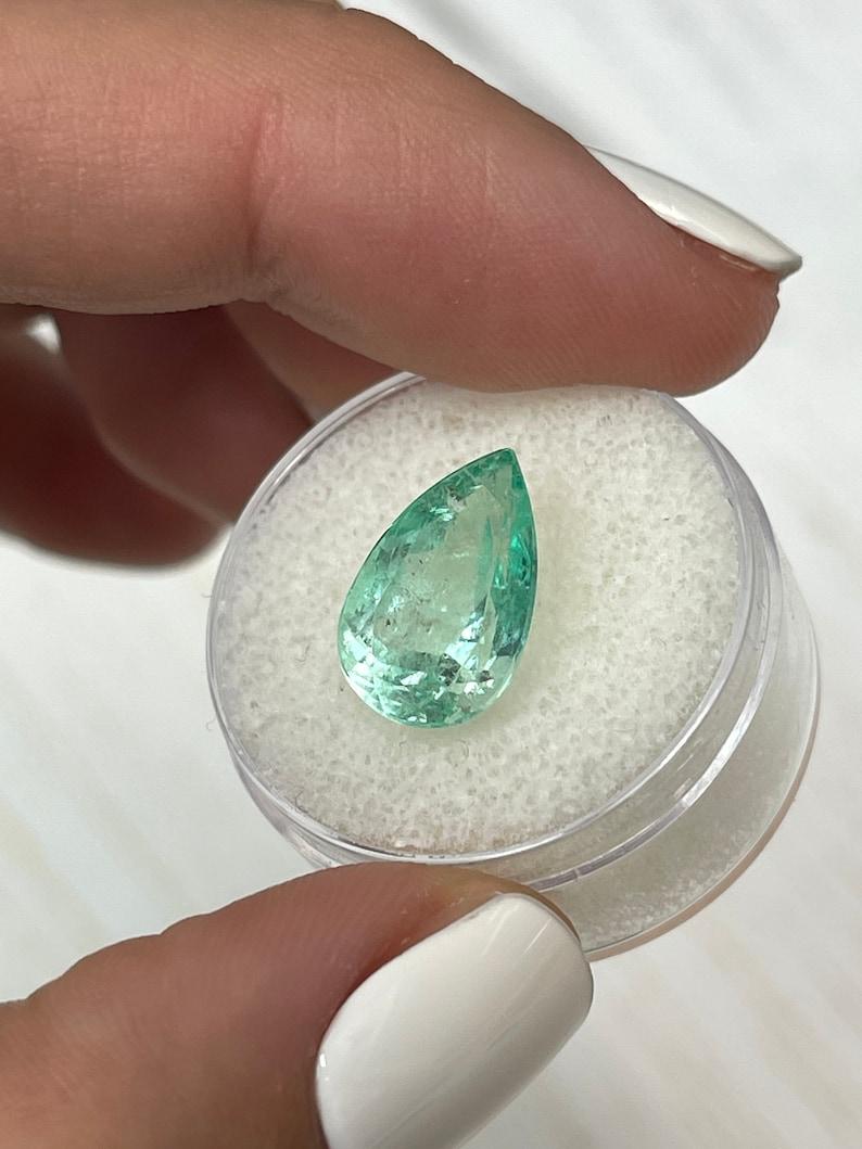 Taglio a goccia Smeraldo colombiano verde chiaro da 5,57 carati - Pietra di nascita di maggio a goccia con taglio a pera in vendita