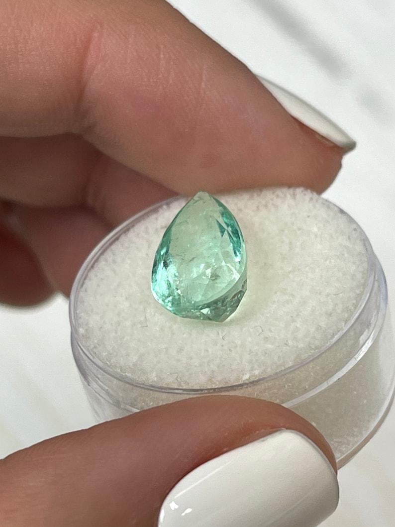 Smeraldo colombiano verde chiaro da 5,57 carati - Pietra di nascita di maggio a goccia con taglio a pera In condizioni Nuovo in vendita a Jupiter, FL