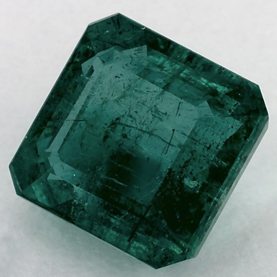Con una vibrante tonalità di colore verde, la pietra natale di maggio è un simbolo della rinnovata crescita primaverile. 

Esplora la vivace collezione di smeraldi, rubini e zaffiri nel nostro negozio, disponibili come gemme sciolte e abbinabili