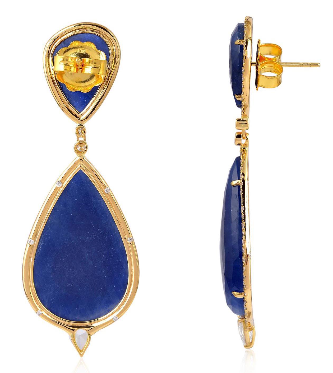 Diese handgefertigten Ohrringe aus 18-karätigem Gold sind mit 55,76 Karat blauem Saphir und 2,05 Karat schimmernden Diamanten besetzt. 

FOLGEN  MEGHNA JEWELS Storefront, um die neueste Kollektion und exklusive Stücke zu sehen.  Meghna Jewels ist