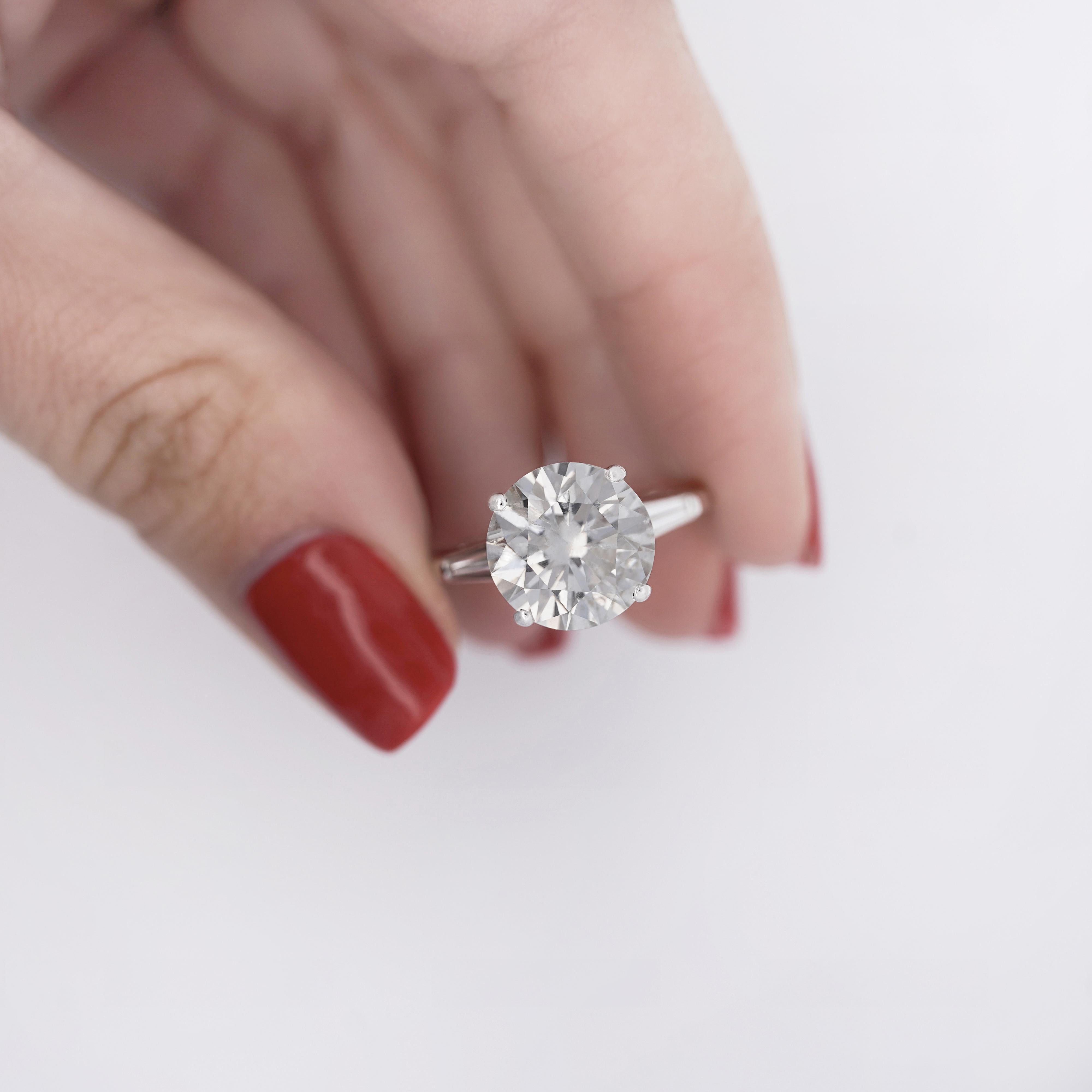 Art Déco Anello di fidanzamento a 3 pietre con diamante taglio rotondo e Baguette laterale da 5,58 carati G/I1 in vendita