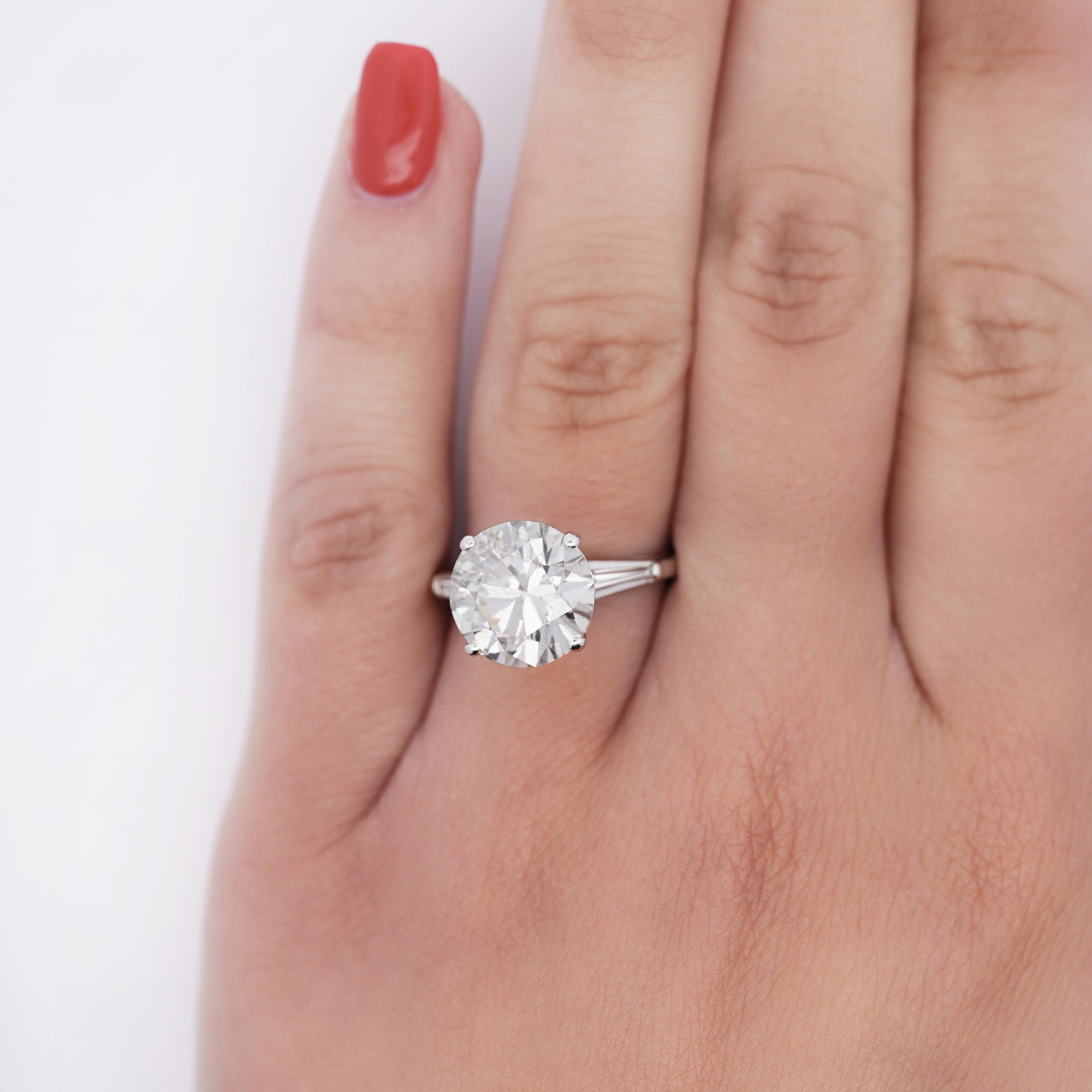 Taglio rotondo Anello di fidanzamento a 3 pietre con diamante taglio rotondo e Baguette laterale da 5,58 carati G/I1 in vendita