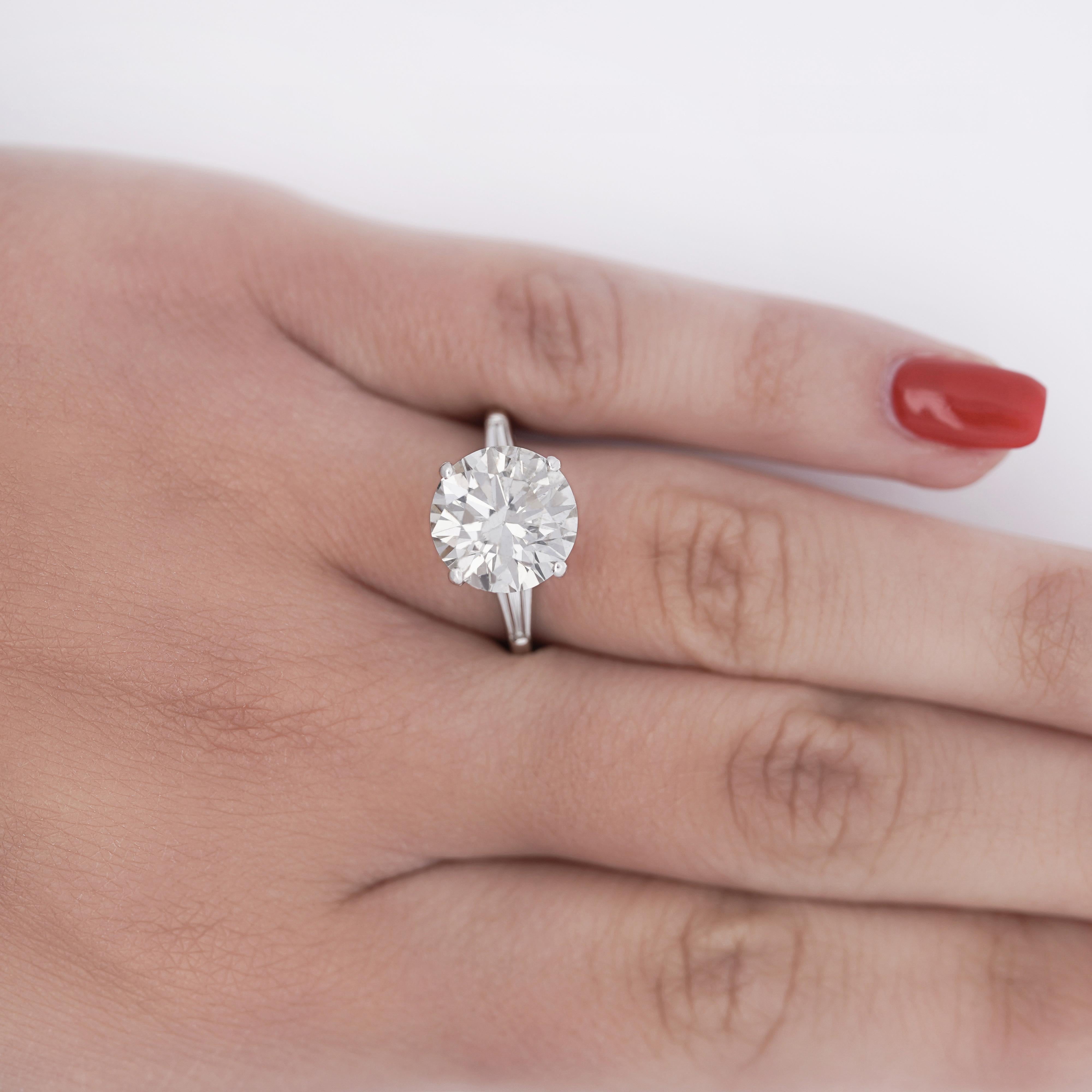 Anello di fidanzamento a 3 pietre con diamante taglio rotondo e Baguette laterale da 5,58 carati G/I1 In condizioni Nuovo in vendita a Miami, FL