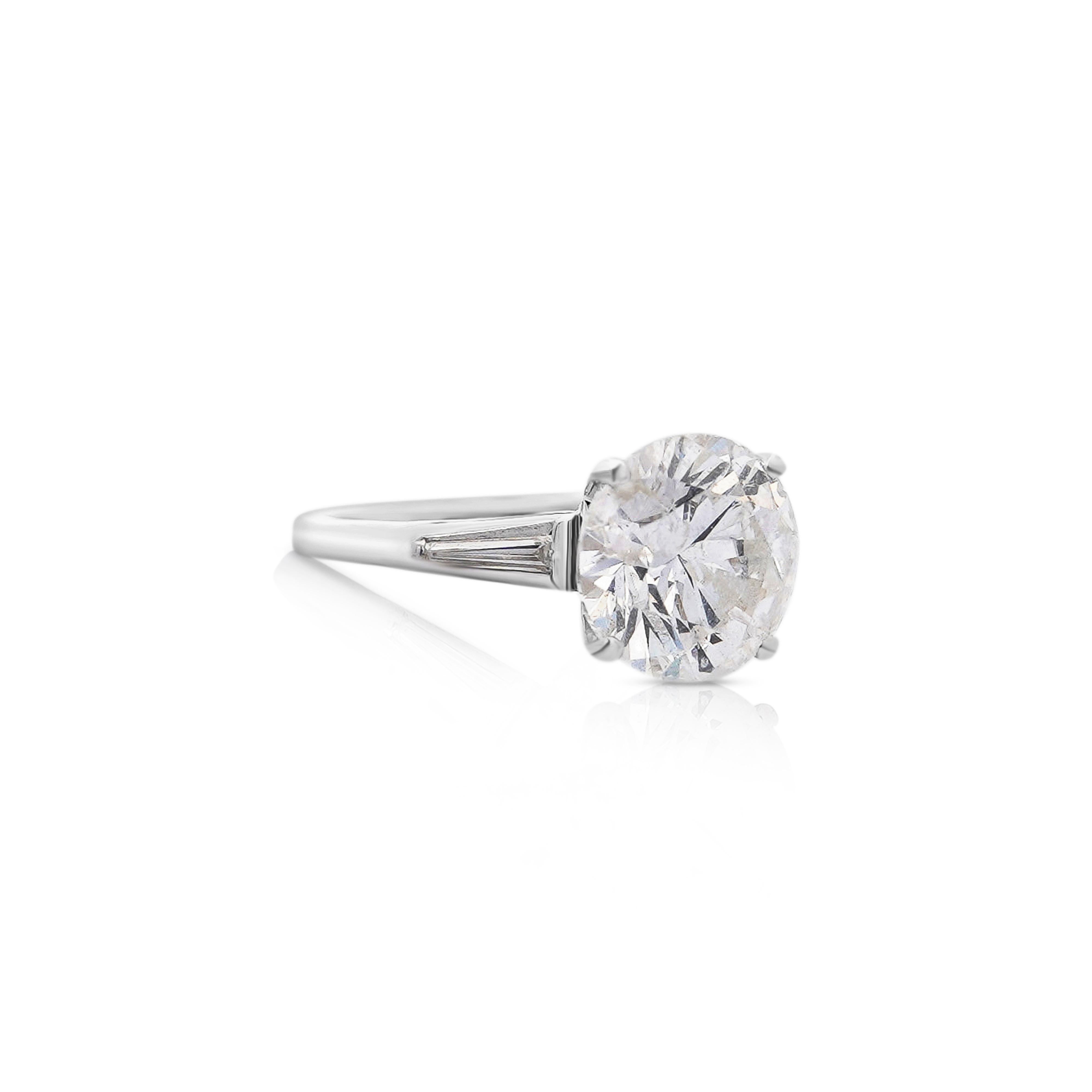 Anello di fidanzamento a 3 pietre con diamante taglio rotondo e Baguette laterale da 5,58 carati G/I1 in vendita 1