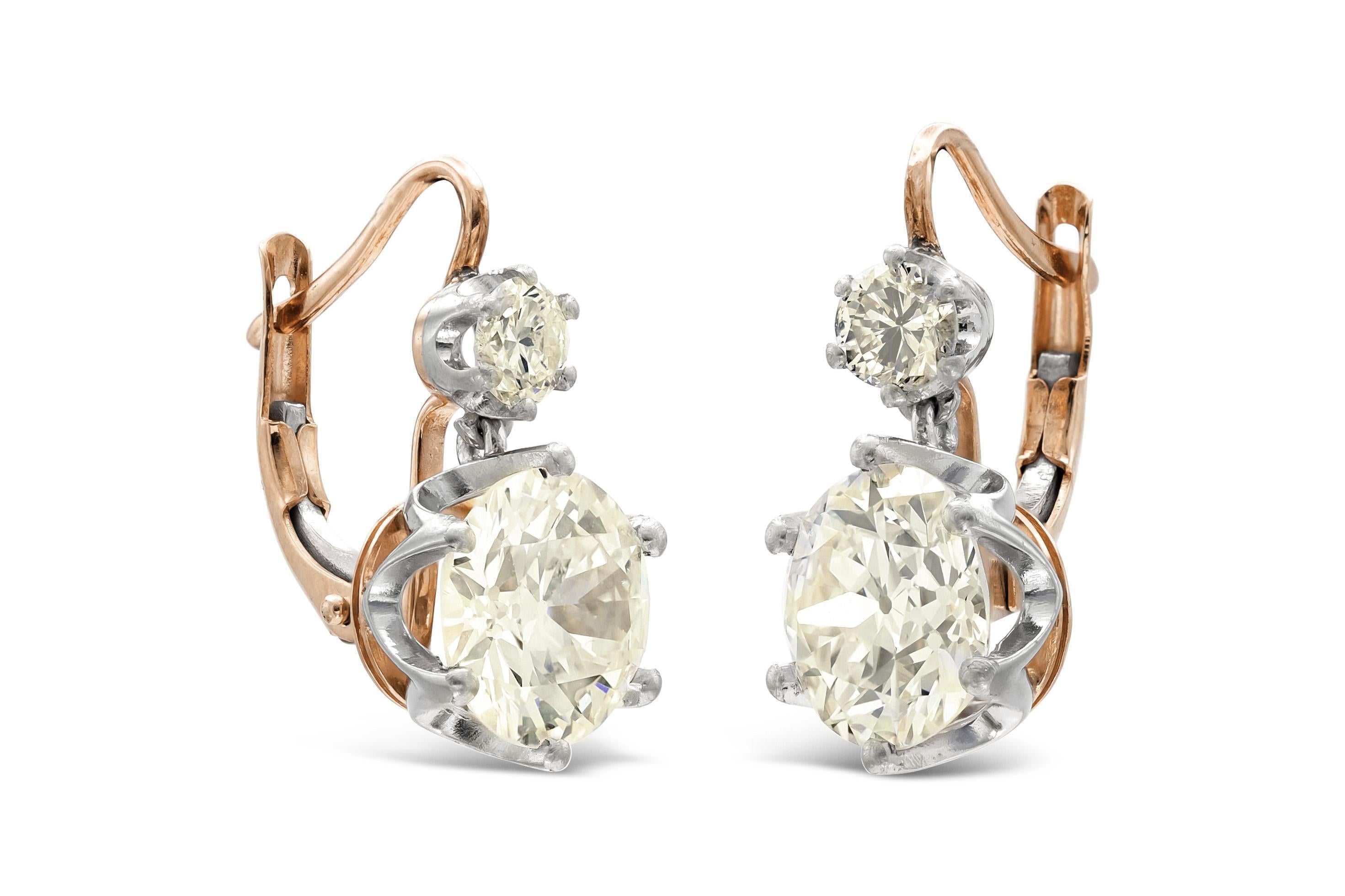 Finement travaillée en or rose et blanc 14k avec 2 diamants de taille ancienne certifiés GIA ;
2,51 carats, couleur M, pureté SI1, GIA #7418207764
2,52 carats, couleur N, pureté VS2, GIA #2416207792
Les boucles d'oreilles sont ornées de deux