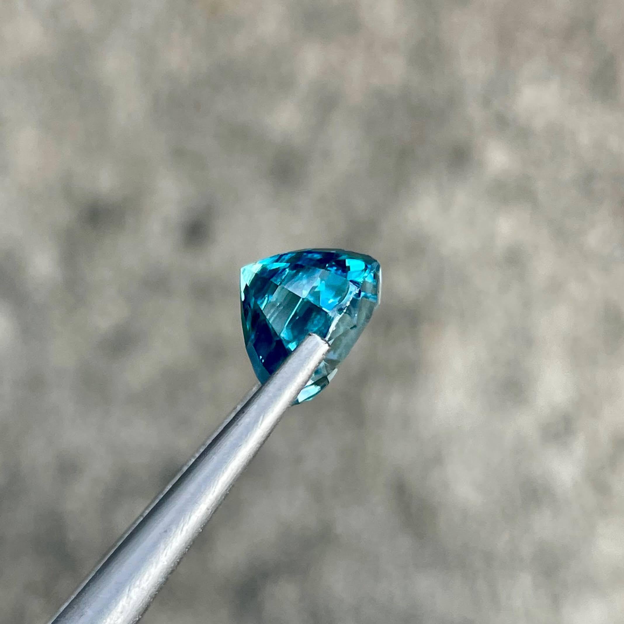 Women's or Men's 5.58 carats Tiffany Blue Zircon Stone Oval Cut Cambodian Gemstone For Sale
