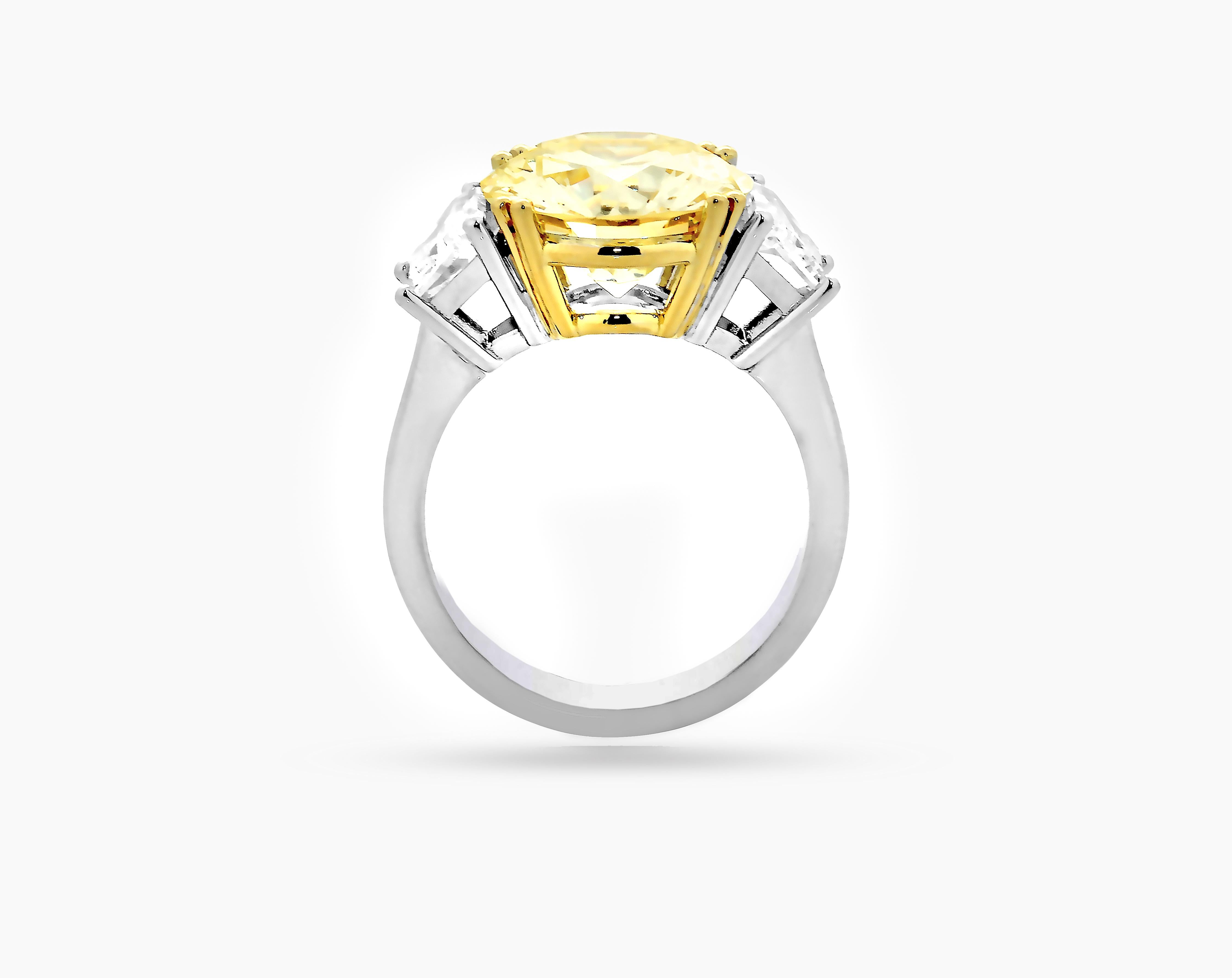 IGI (International Gemological Institute, Antwerpen) zertifizierter 5,58 Karat Light Yellow VVS2 runder Diamant 3 Steine Verlobungsring. Verlobungsring mit rundem Brillantschliff und hellgelbem VVS2 Mittelstein von CARON Fine jewellery.

Ein sehr