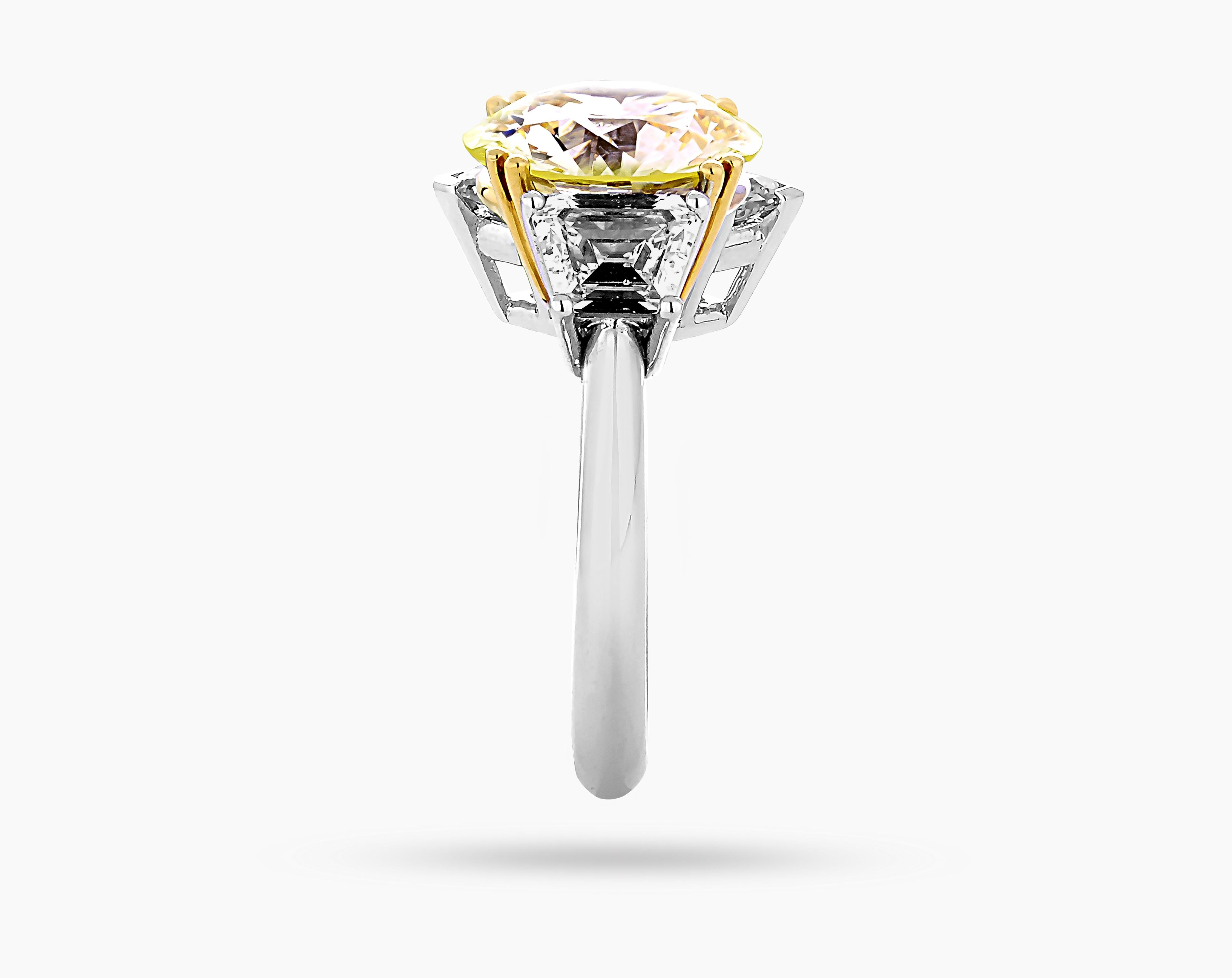 Round Cut 5.58 ct IGI Yellow Round and Trapezoid Diamond High Jewellery Ring 