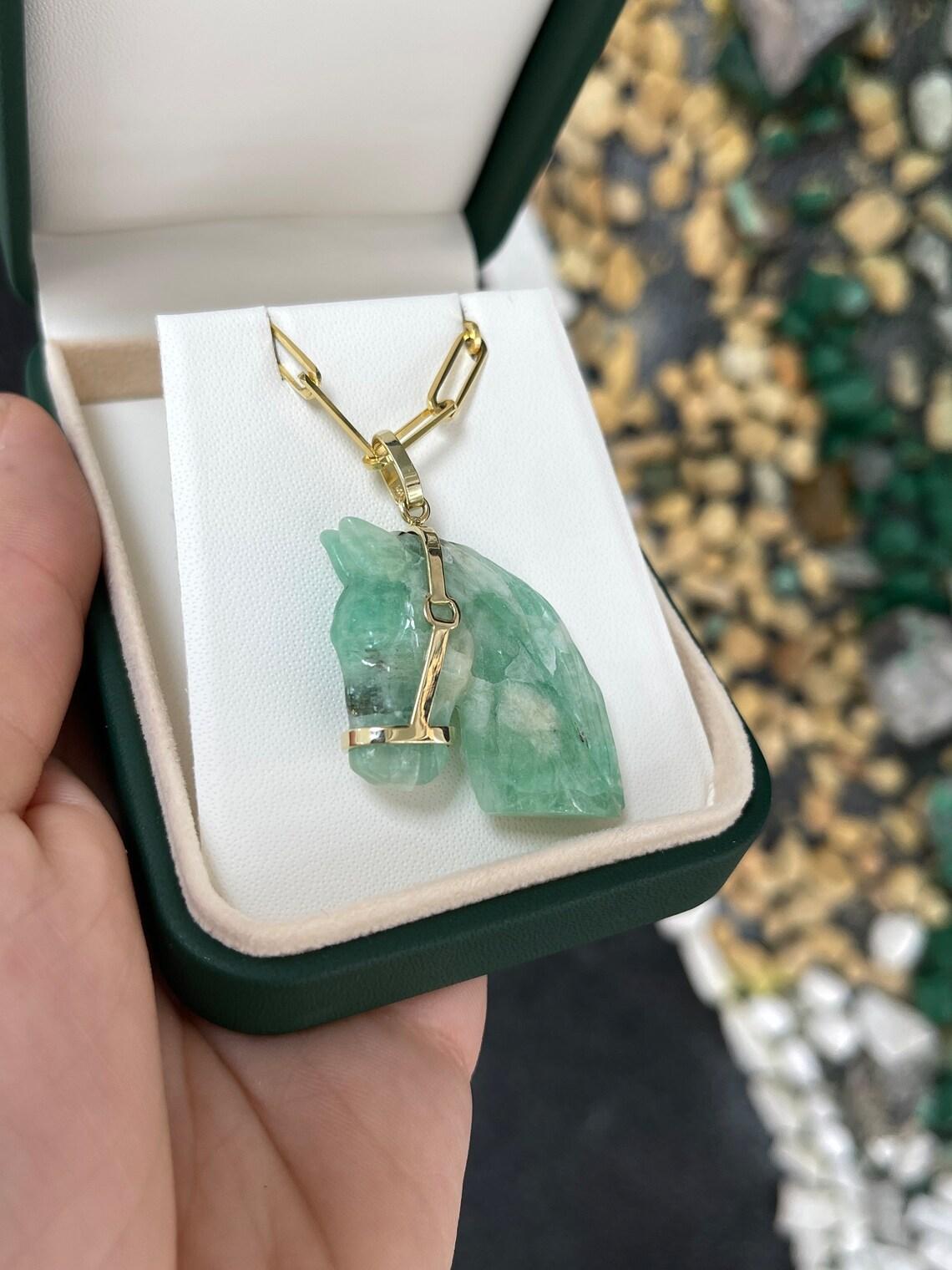 55,84 Karat handgeschnitzter kolumbianischer Smaragdpferd-Anhänger 14K Gold Bridle, Rohr, handgeschnitzt (Rohschliff) im Angebot