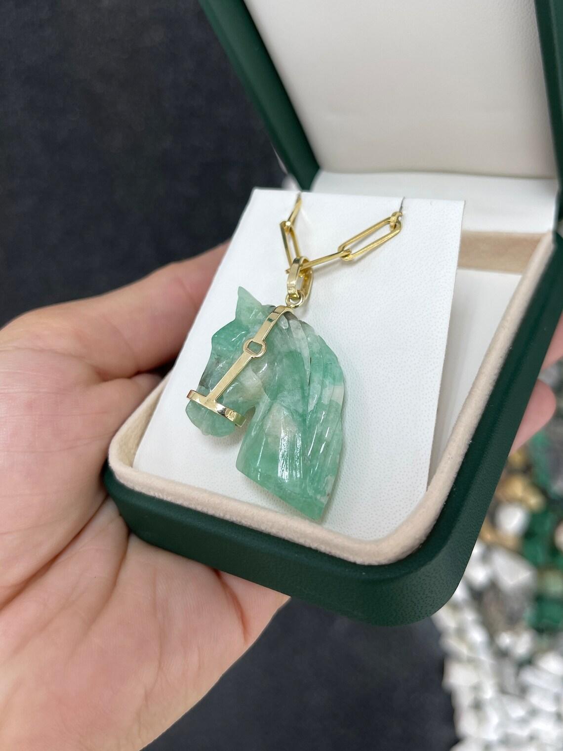 55,84 Karat handgeschnitzter kolumbianischer Smaragdpferd-Anhänger 14K Gold Bridle, Rohr, handgeschnitzt im Zustand „Neu“ im Angebot in Jupiter, FL