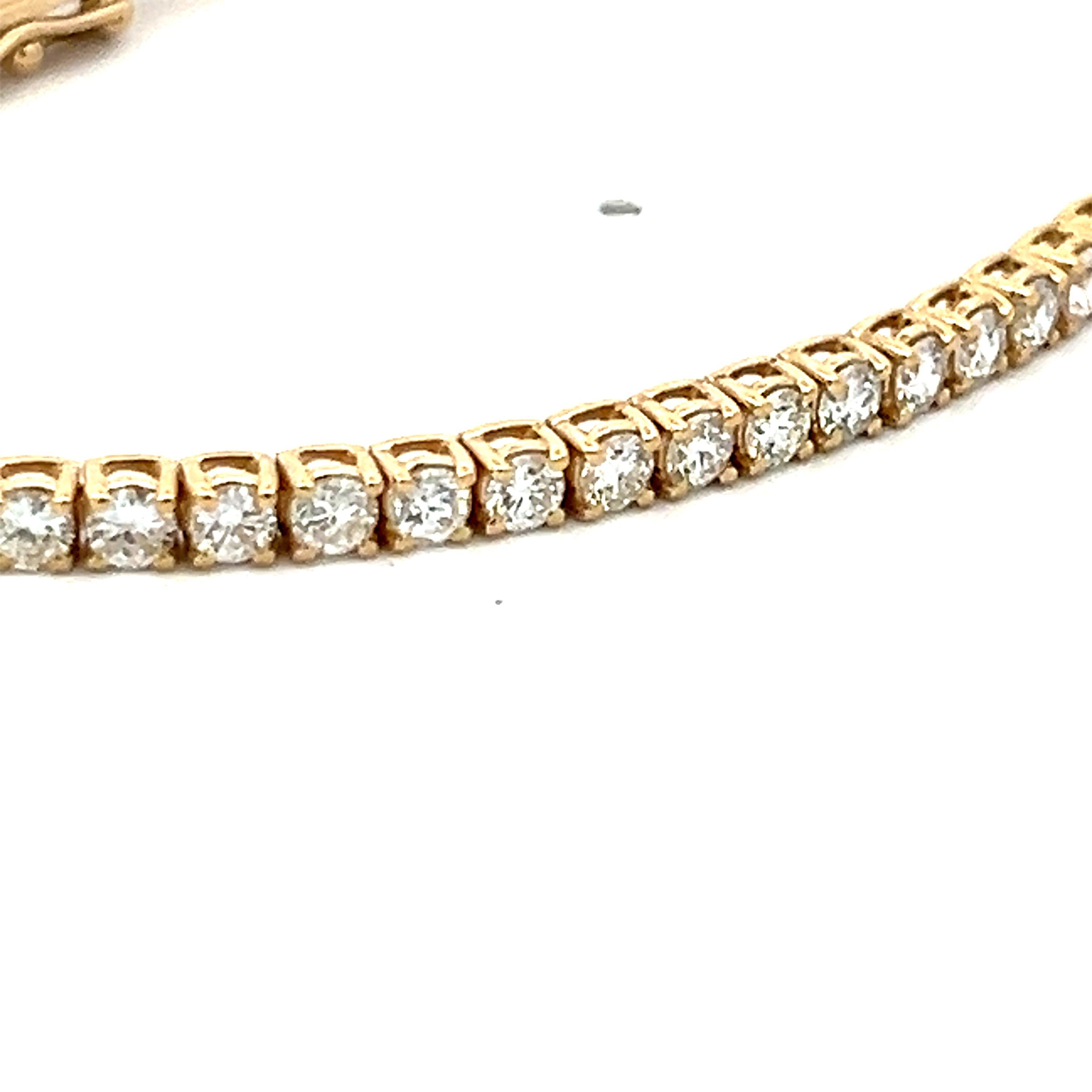 Título:
Esta elegante pulsera tenis vintage tiene 5,58 quilates de diamantes redondos talla brillante engastados en cálido oro amarillo de 14 quilates. Los 62 diamantes muestran un bello color H y claridad SI1, ofreciendo un brillo excepcional en un