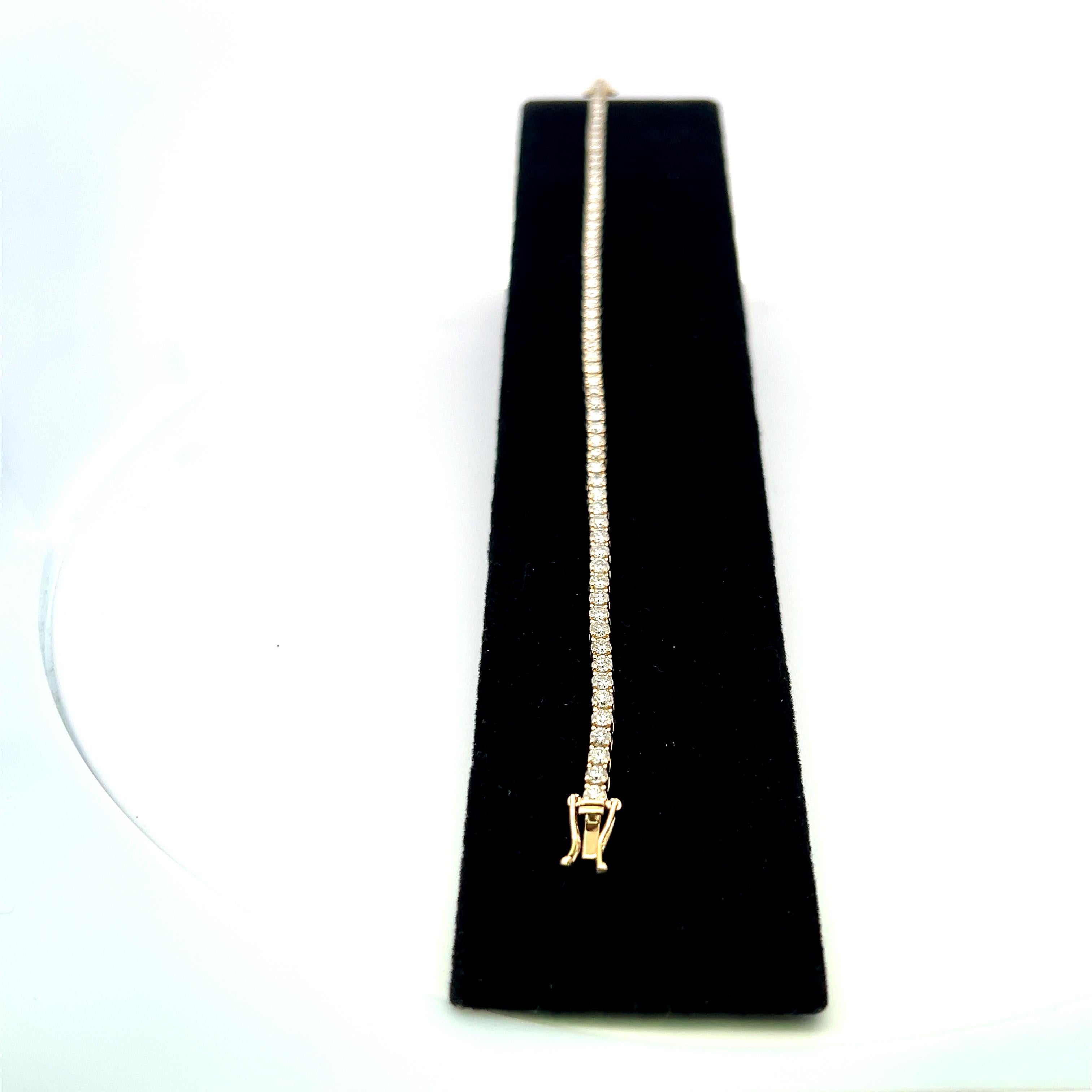 Diamante redondo de 5,58 ct Pulsera de tenis clásica de oro amarillo de 14 quilates en venta 1