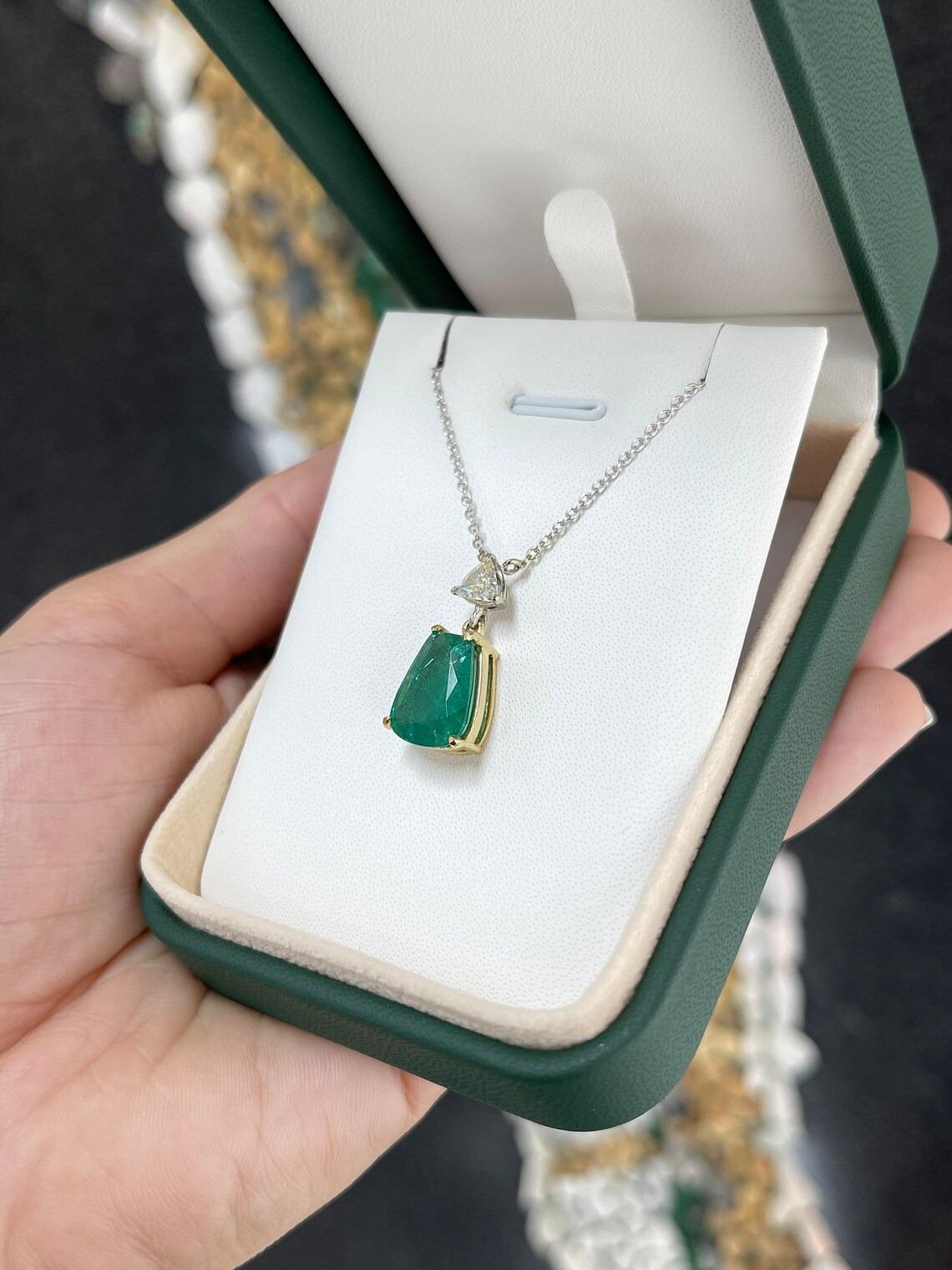5.58tcw 18K Irregular Cut Emerald & Trillion Cut Diamond Accent Pendant Necklace In New Condition For Sale In Jupiter, FL