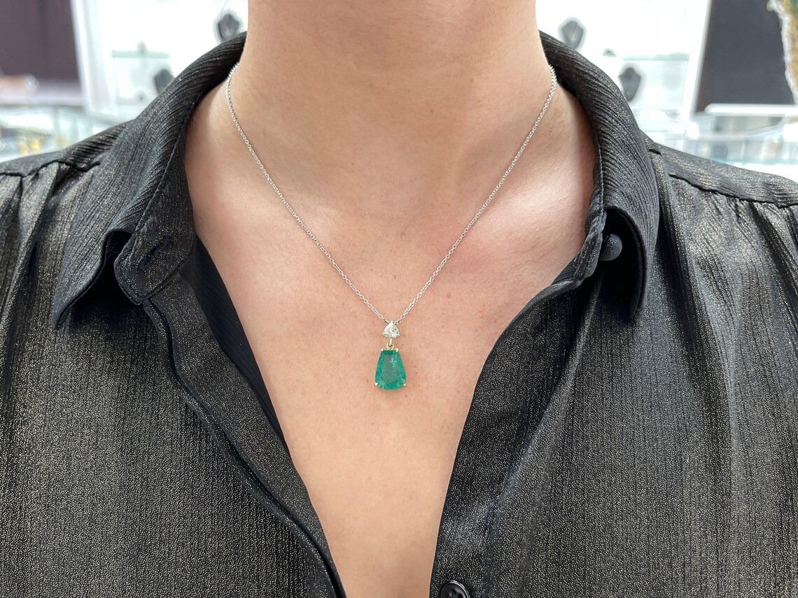Women's 5.58tcw 18K Irregular Cut Emerald & Trillion Cut Diamond Accent Pendant Necklace For Sale