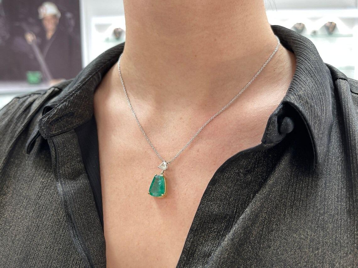 5.58tcw 18K Irregular Cut Emerald & Trillion Cut Diamond Accent Pendant Necklace For Sale 1