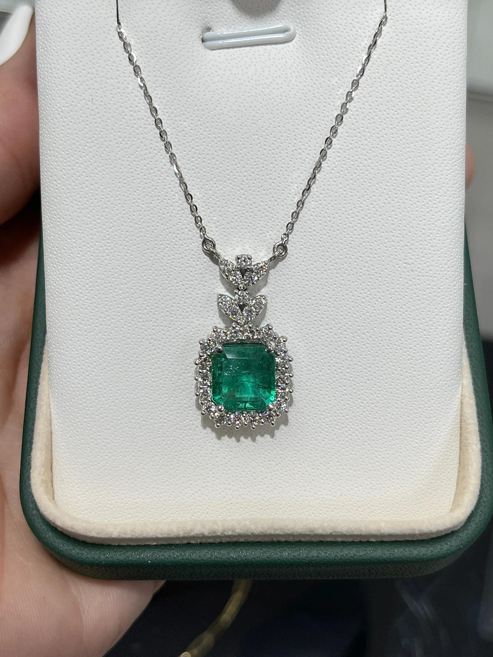 5,58tcw Natürlicher Smaragd-Asscher-Schliff & Diamant-Halo-Halskette aus Weißgold 18K (Moderne) im Angebot